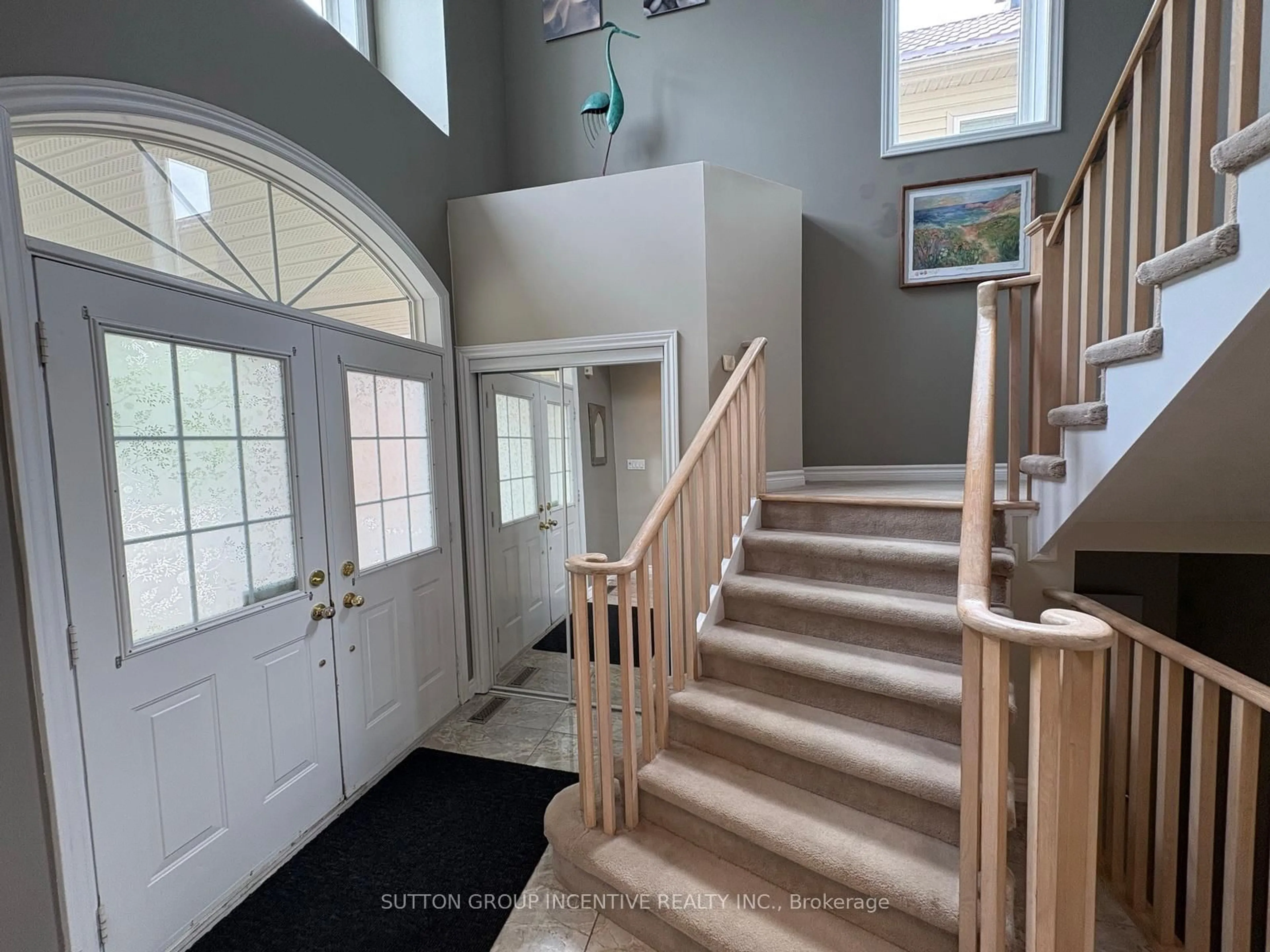 Indoor foyer for 23 Sovereign's Gate, Barrie Ontario L4N 0K7
