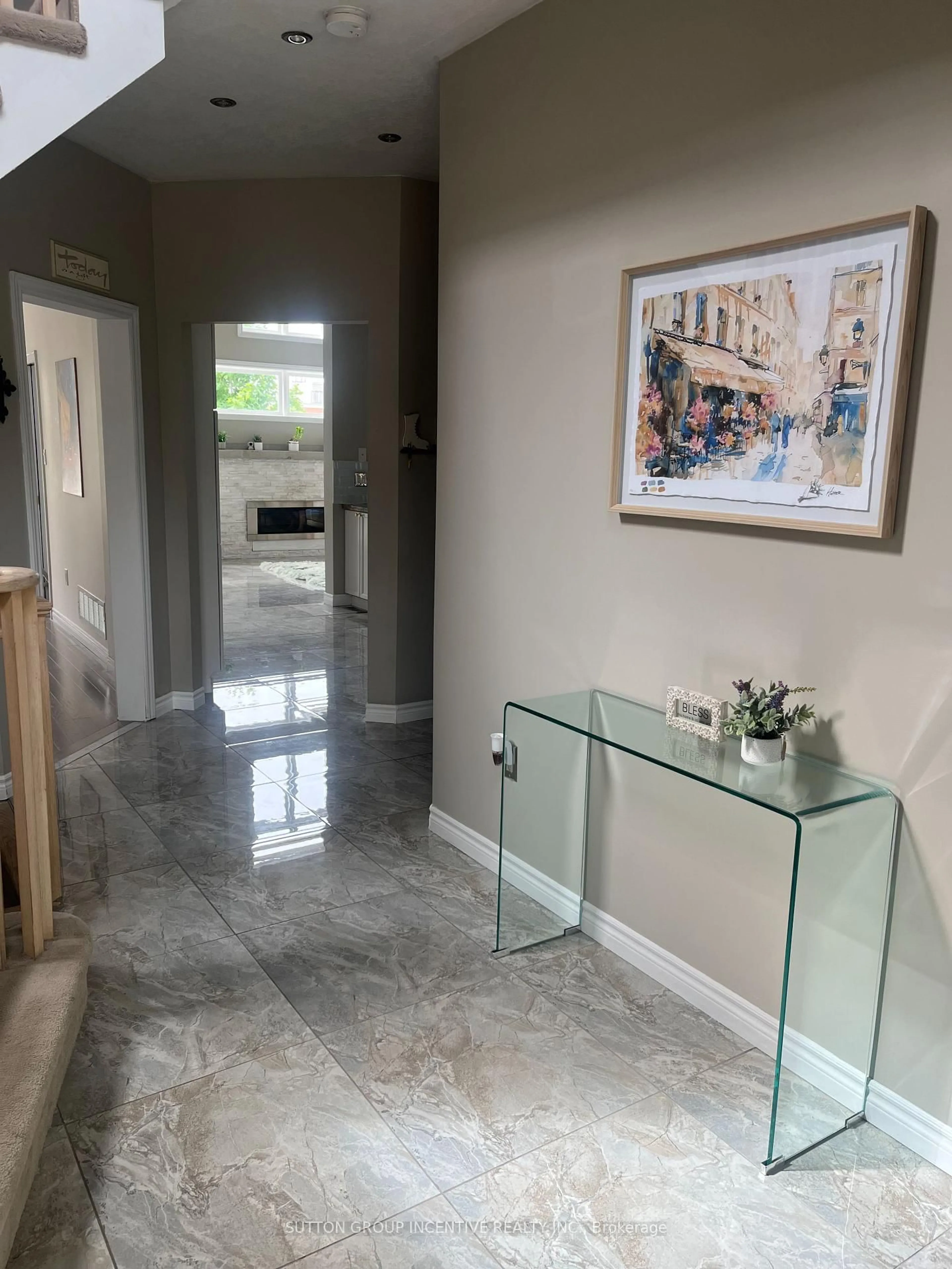 Indoor foyer for 23 Sovereign's Gate, Barrie Ontario L4N 0K7