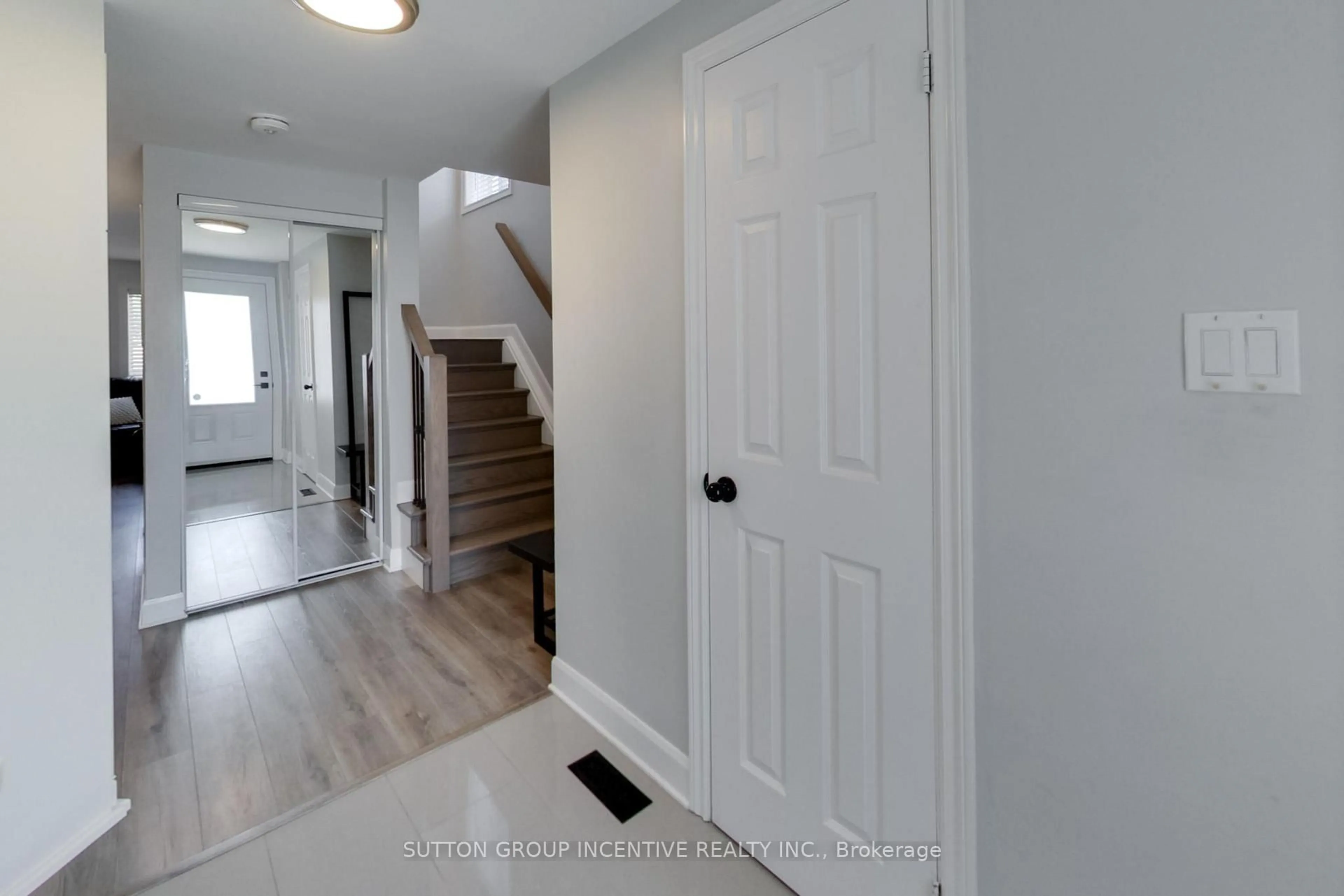 Indoor entryway for 11 Majesty Blvd, Barrie Ontario L4M 7K1