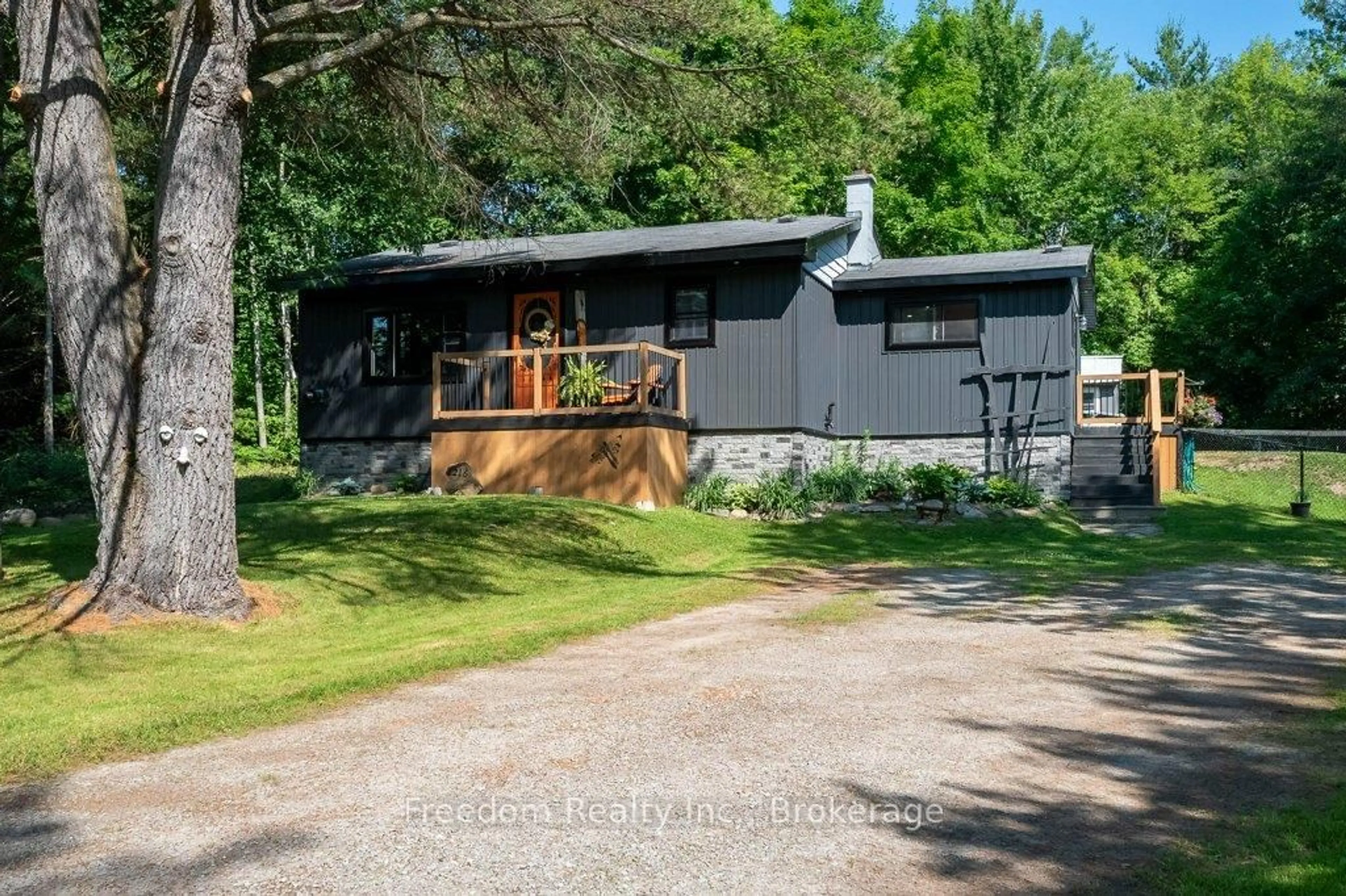 A pic from outside/outdoor area/front of a property/back of a property/a pic from drone, unknown for 1216 Kitchen Sdrd, Severn Ontario L0K 1E0