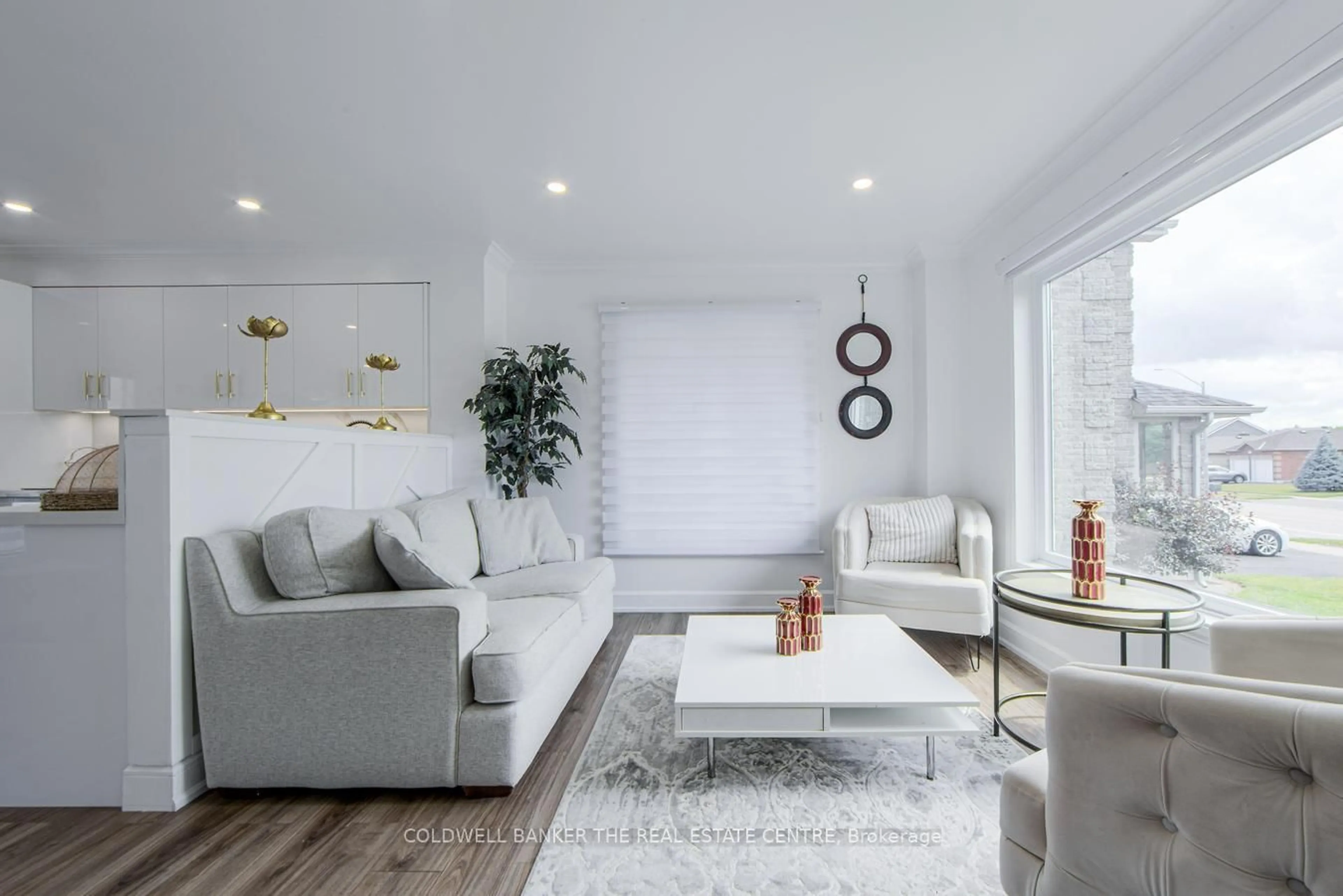 Living room with furniture, unknown for 144 Dean Ave, Barrie Ontario L4N 0V7