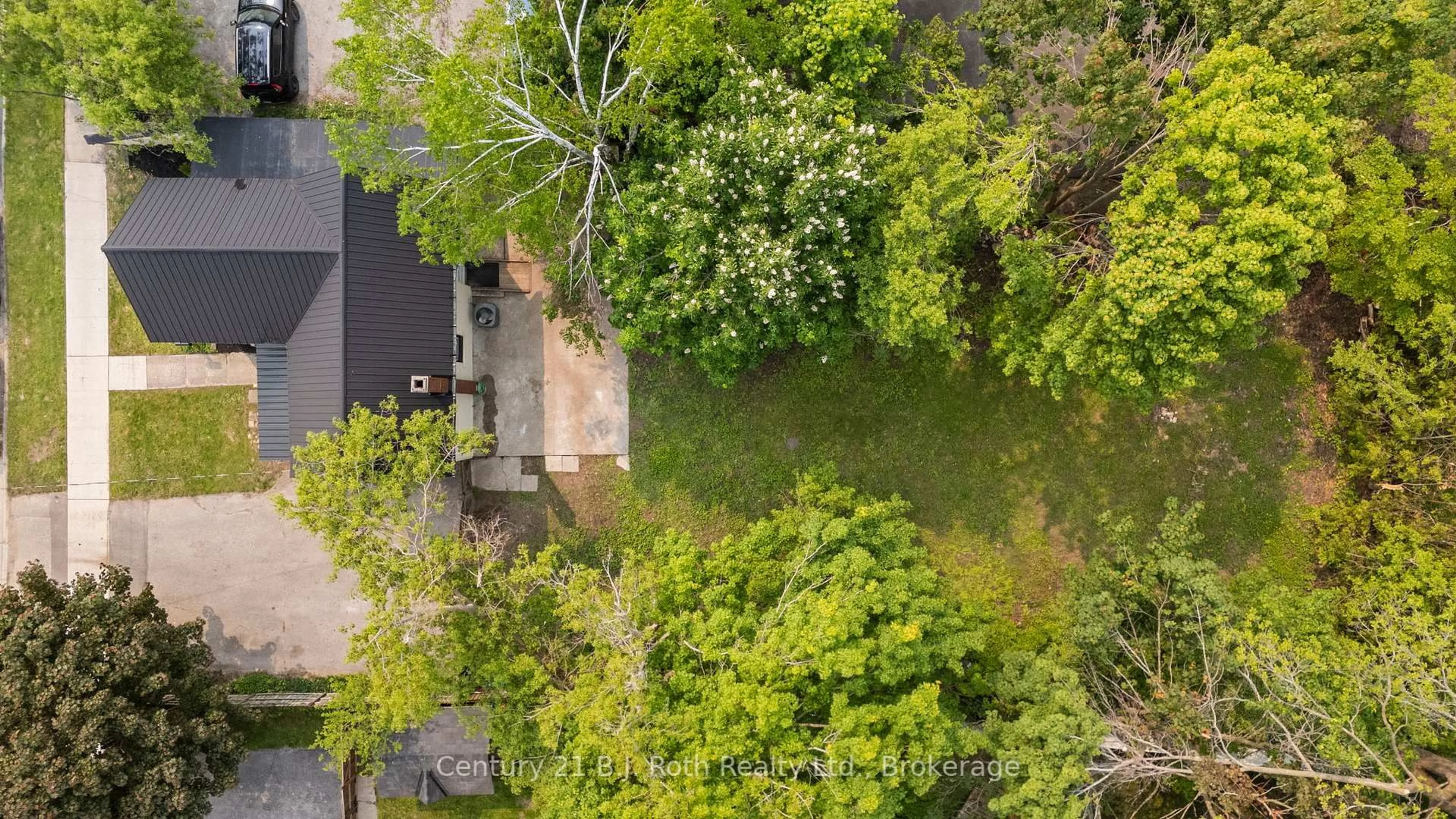 A pic from outside/outdoor area/front of a property/back of a property/a pic from drone, unknown for 17 Douglas St, Orillia Ontario L3V 5Y3