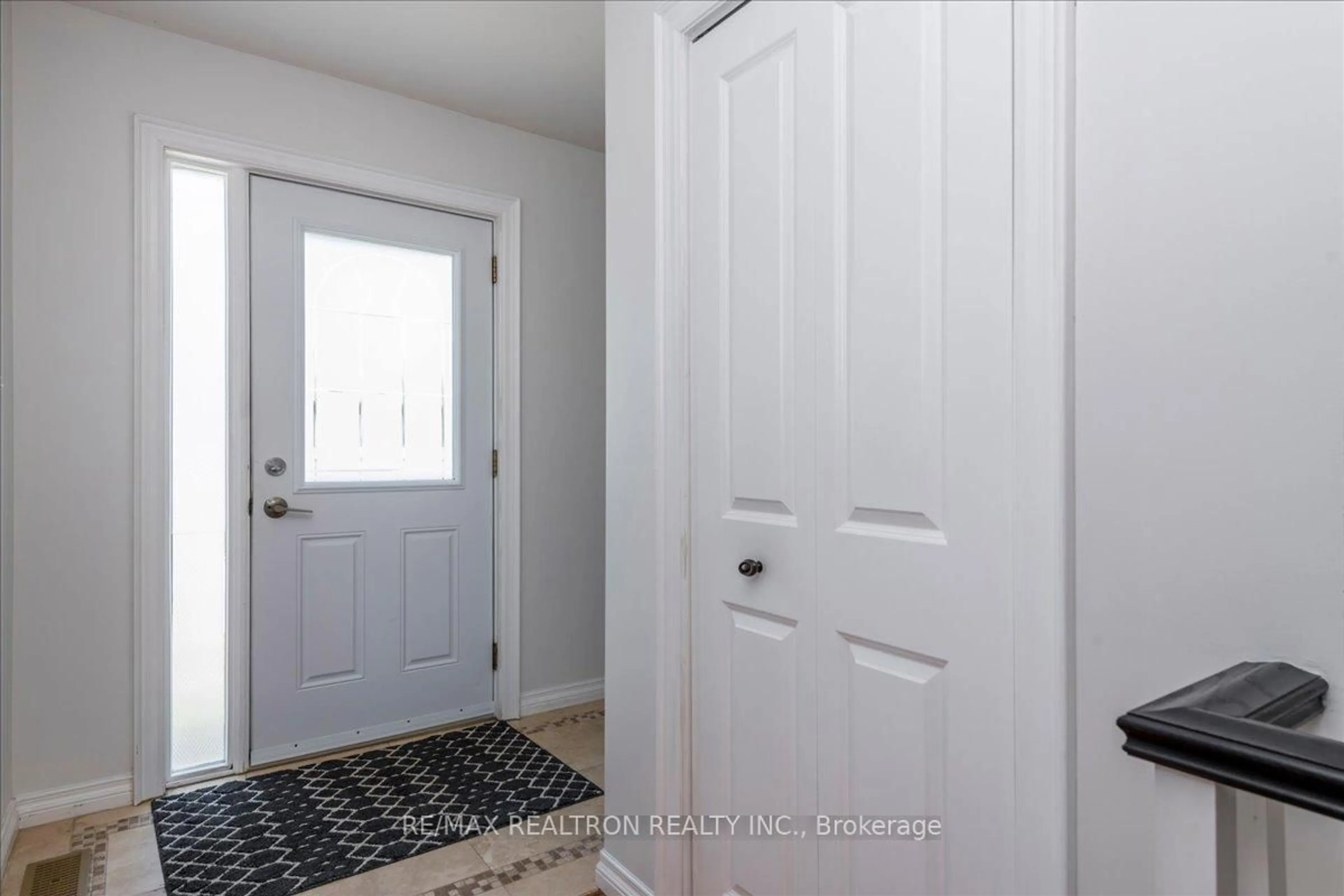 Indoor entryway for 231 Oxford St #11, Orillia Ontario L3V 7S6