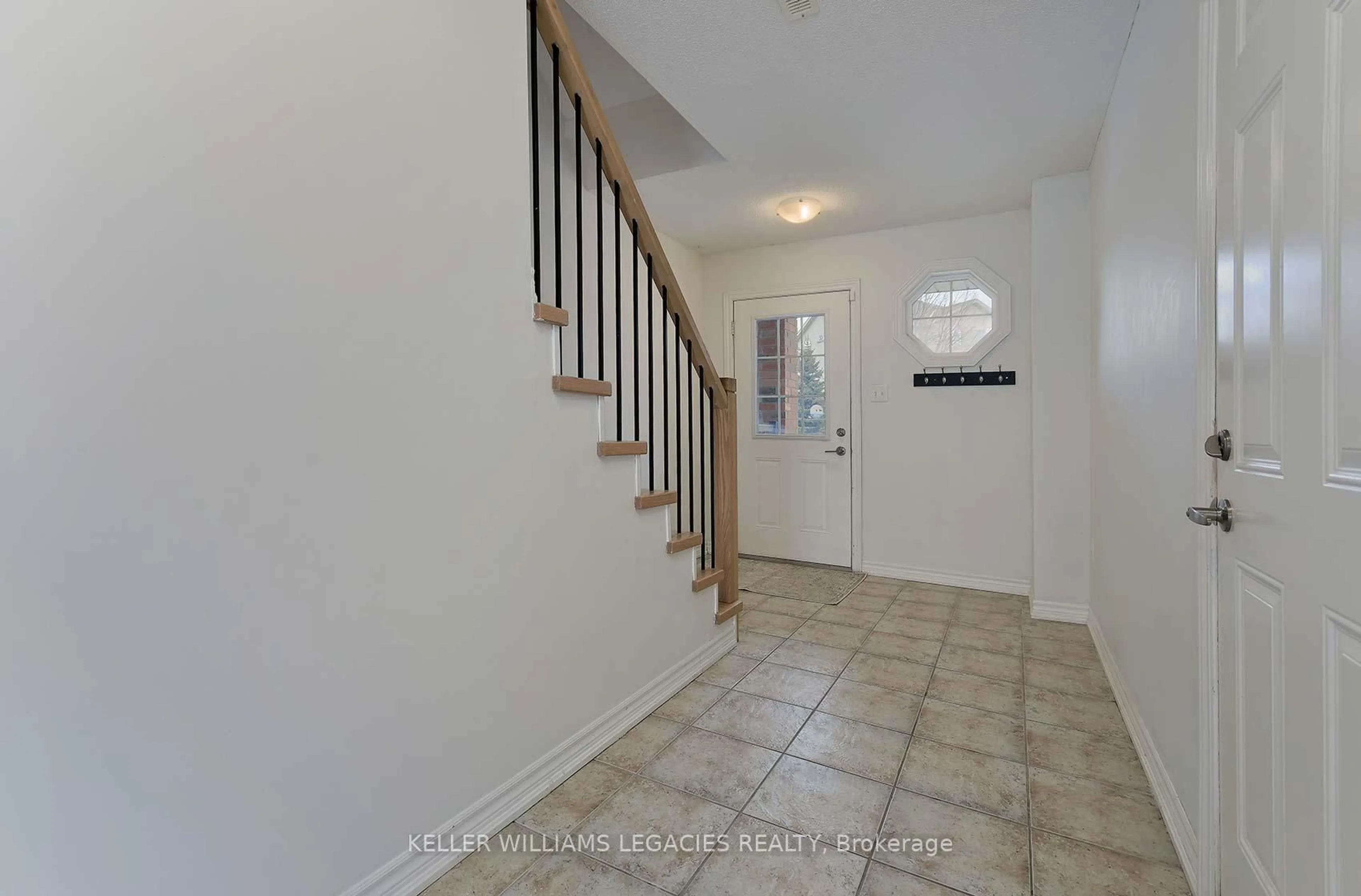Indoor entryway for 57 FERNDALE Dr #7, Barrie Ontario L4N 5T6