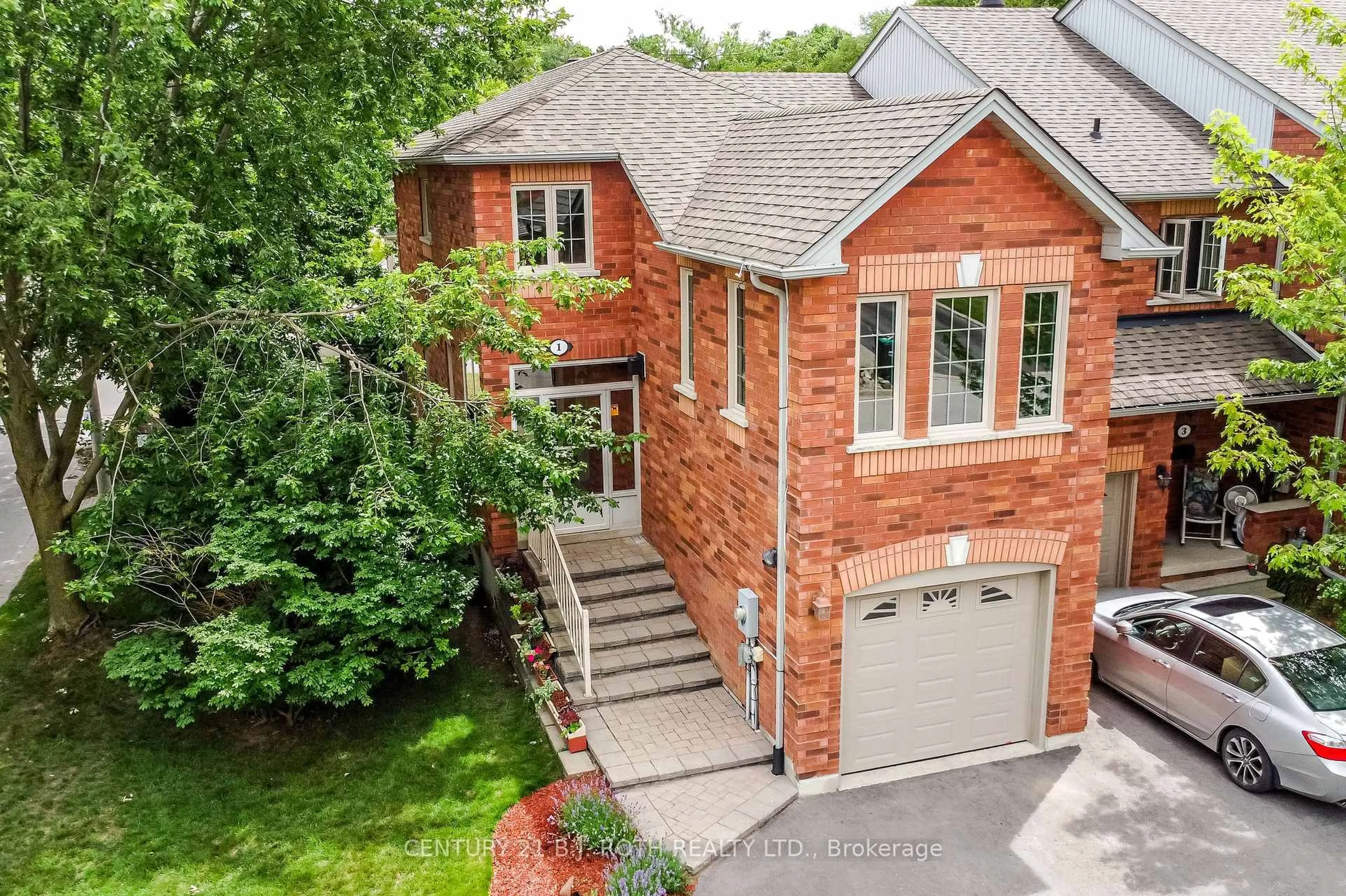 Home with brick exterior material, street for 1 Kelly Pl, Barrie Ontario L4N 8N2