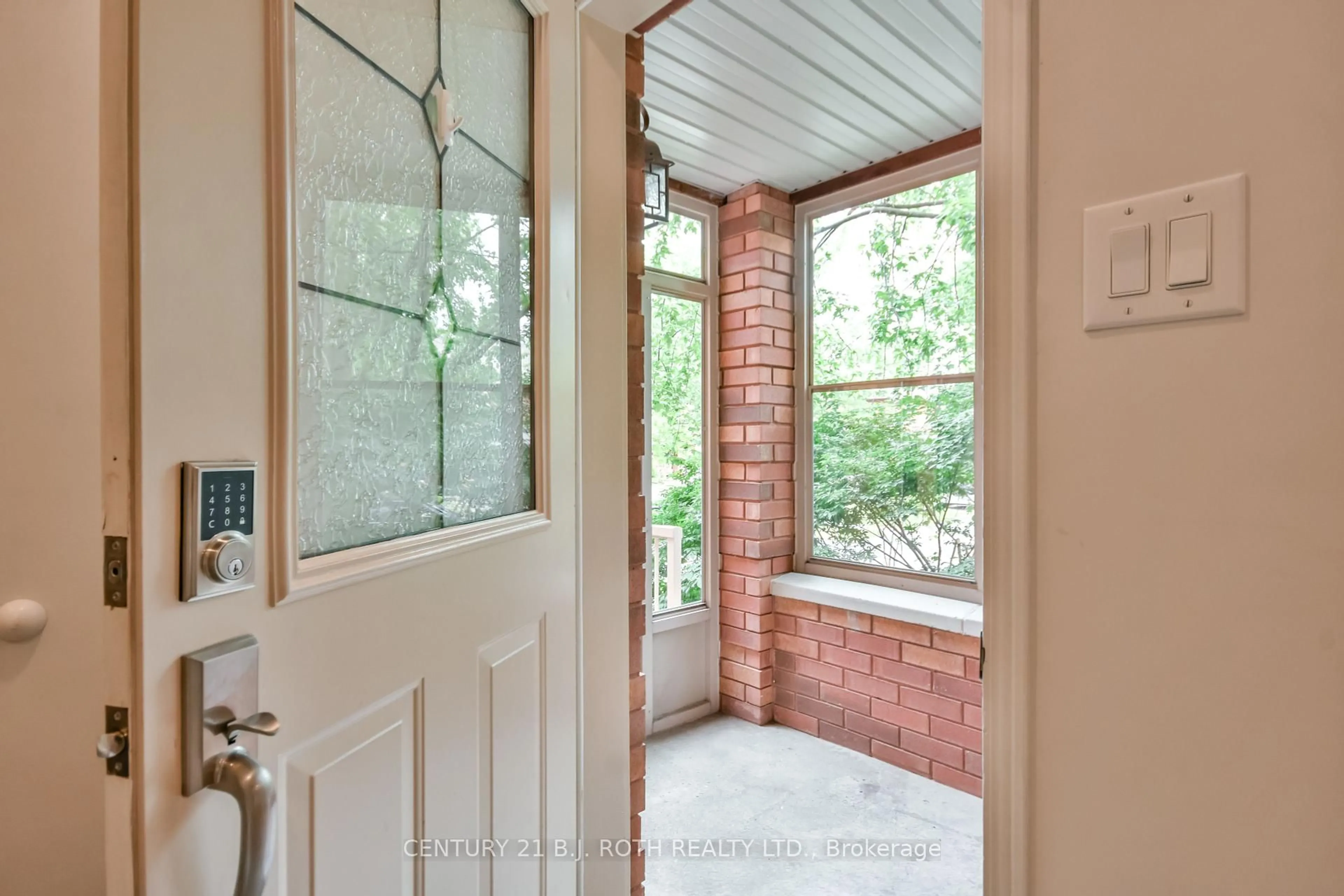 Indoor entryway for 1 Kelly Pl, Barrie Ontario L4N 8N2