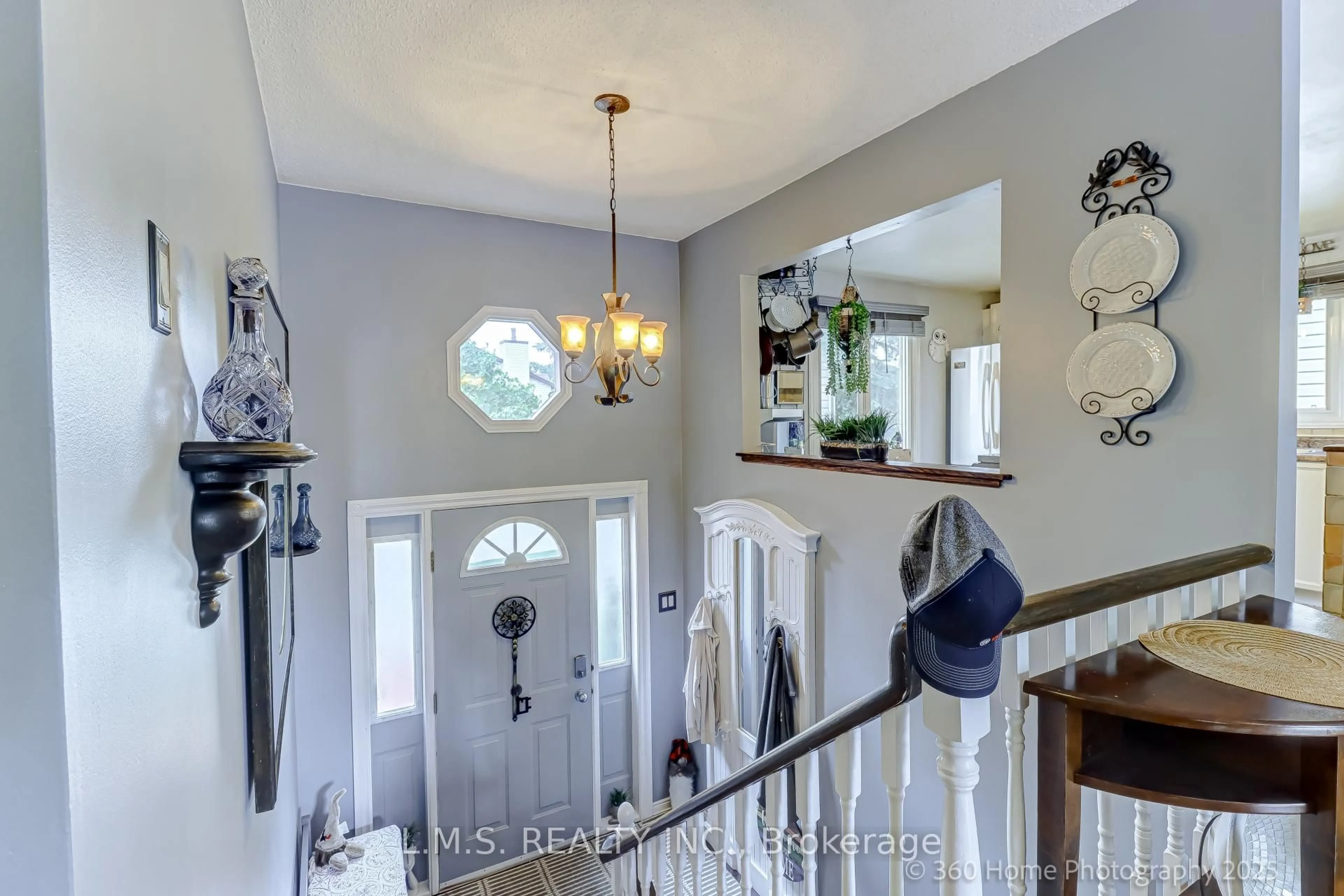 Indoor entryway for 90 Shakespeare Cres, Barrie Ontario L4N 6B8