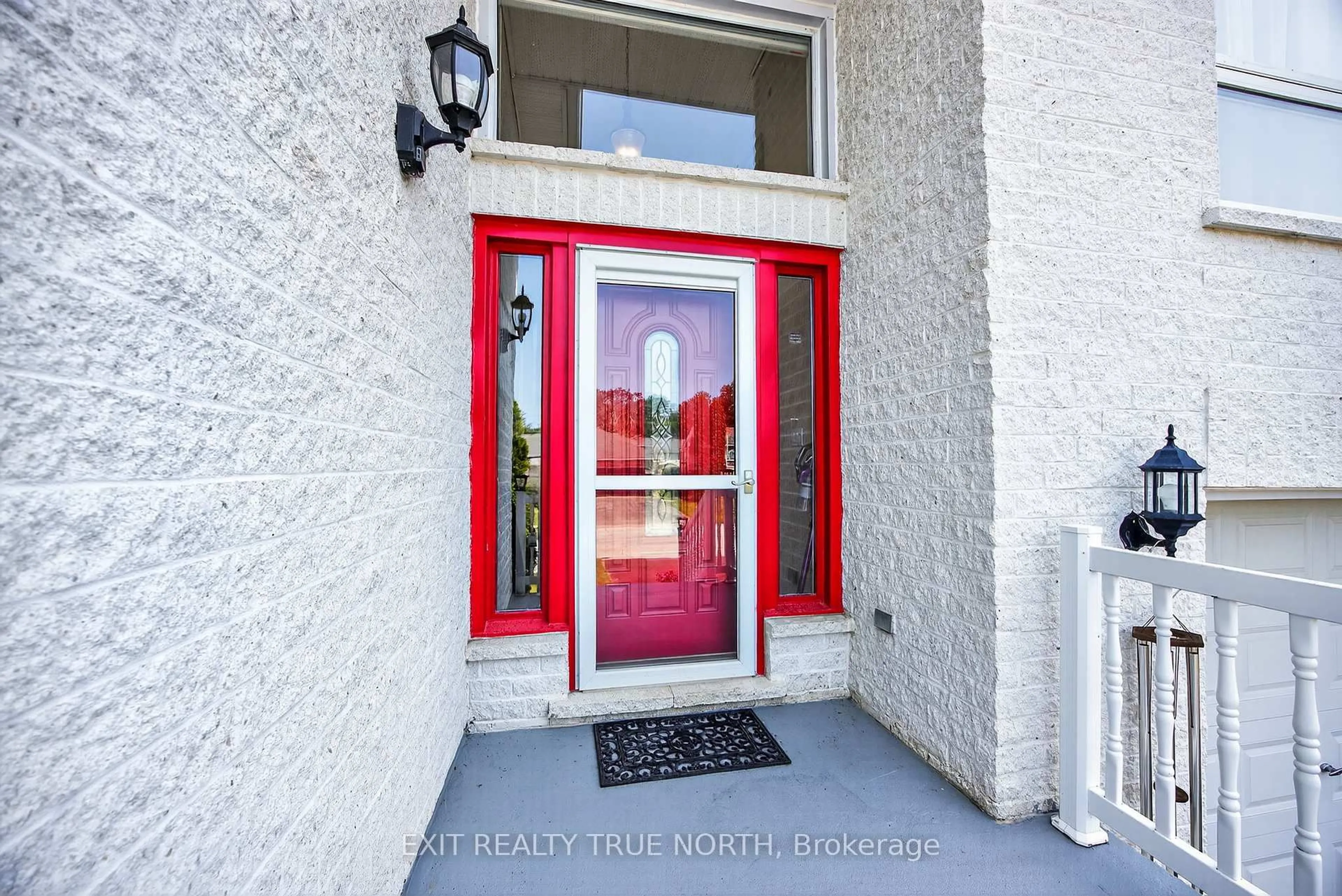 Indoor entryway for 59 Riverdale Dr, Wasaga Beach Ontario L9Z 1G1