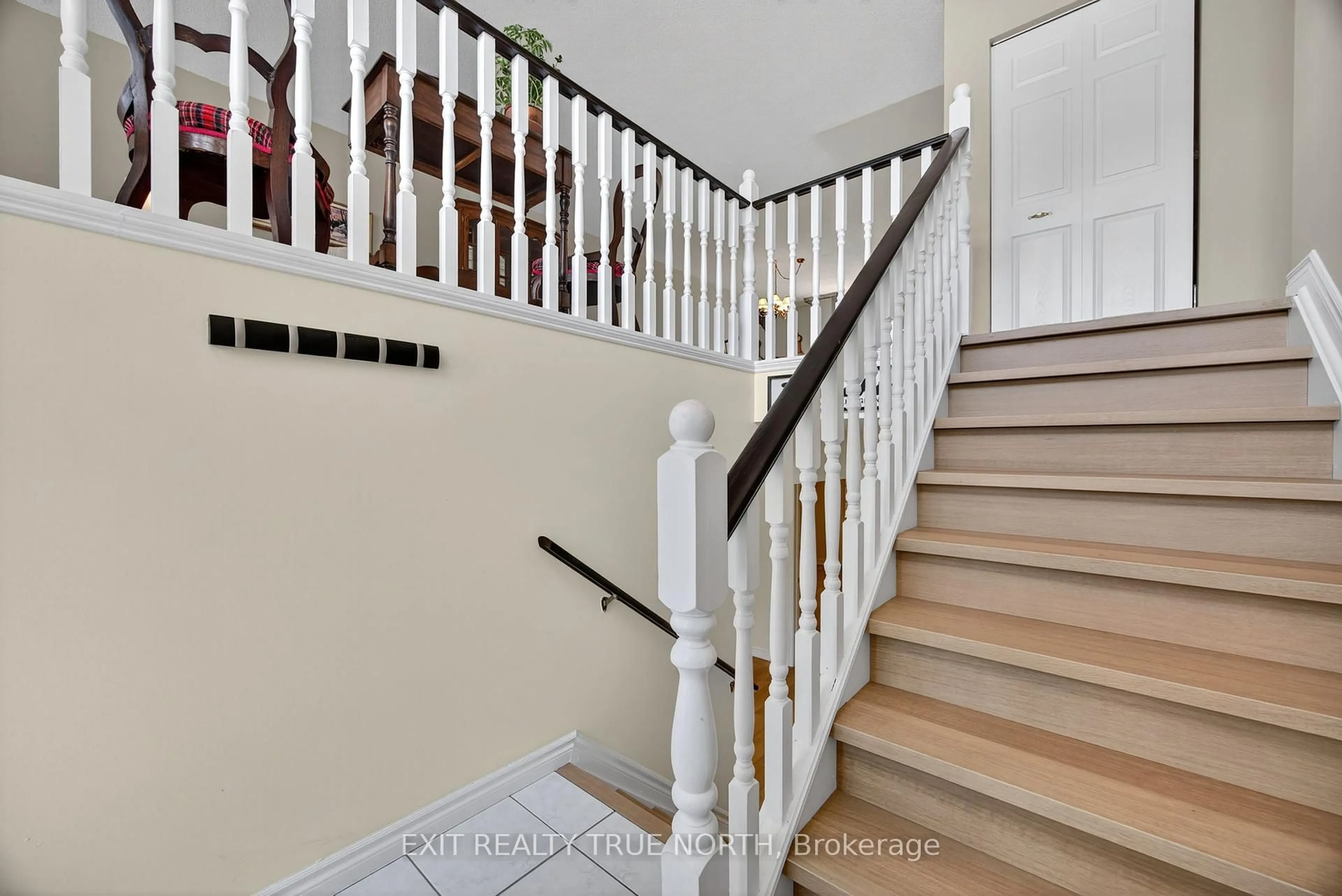 Stairs for 59 Riverdale Dr, Wasaga Beach Ontario L9Z 1G1