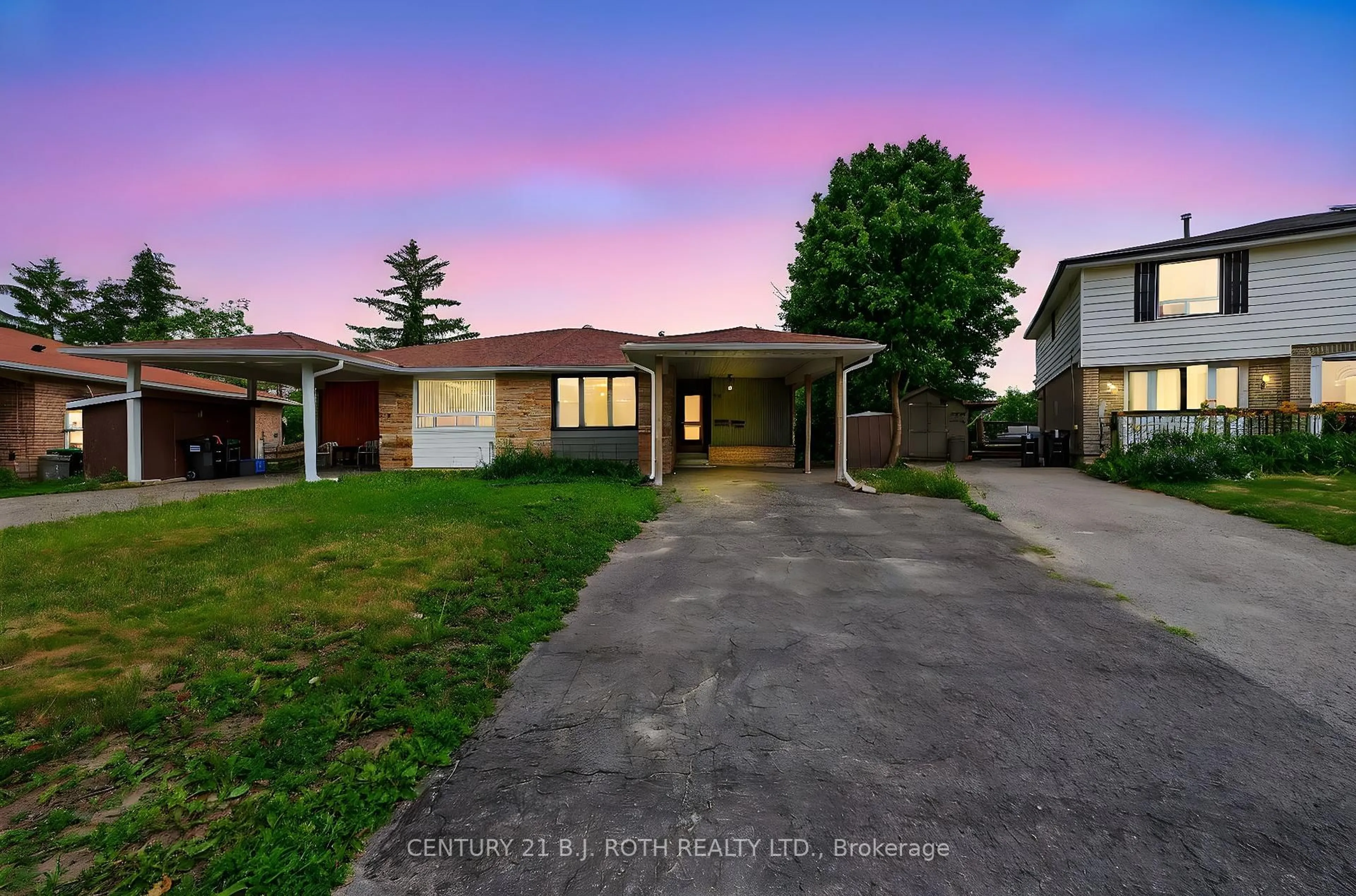 A pic from outside/outdoor area/front of a property/back of a property/a pic from drone, street for 29 Daphne Cres, Barrie Ontario L4M 2Y7