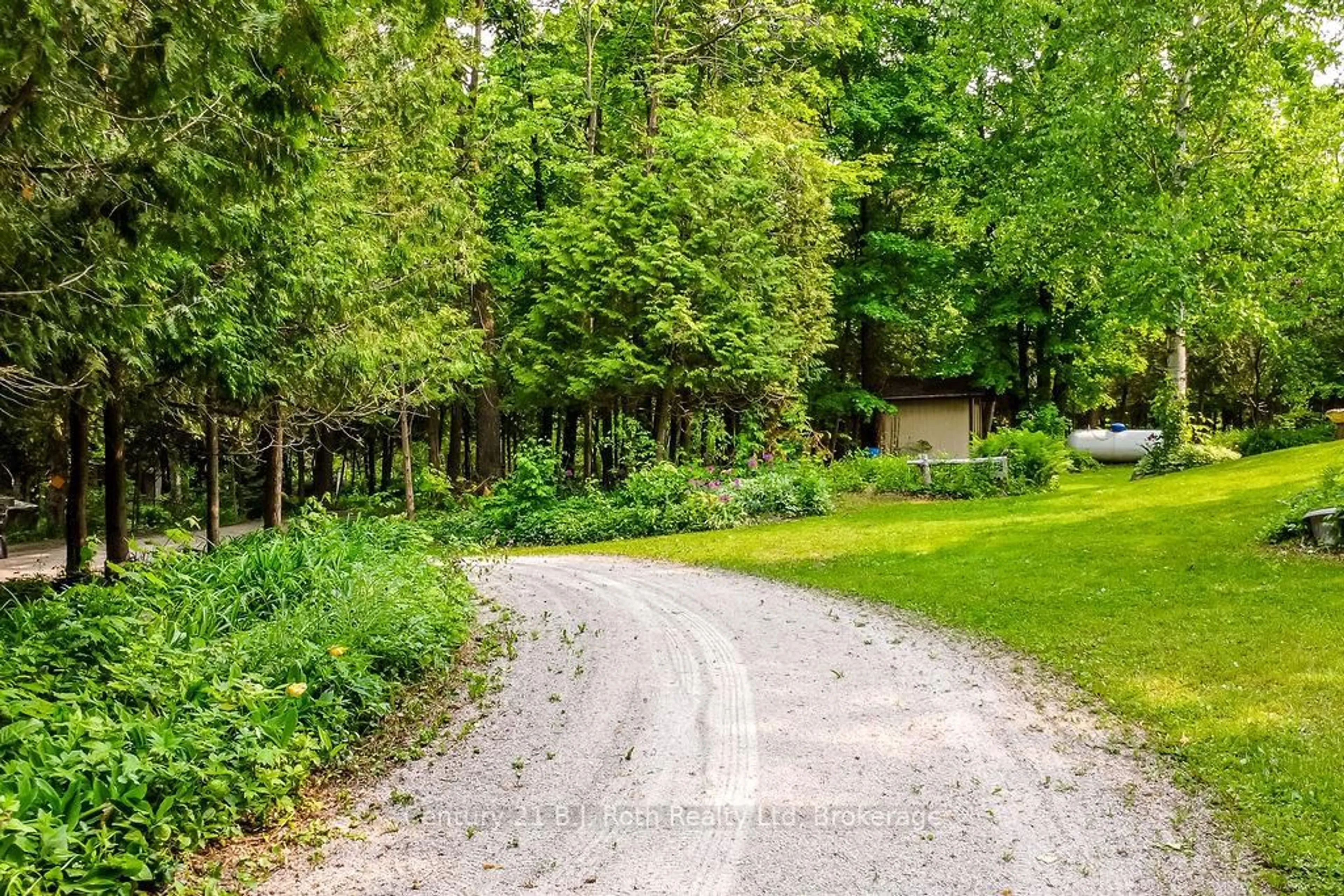 Patio, forest/trees view for 1755 Twin Oaks Cres, Severn Ontario L0K 1E0