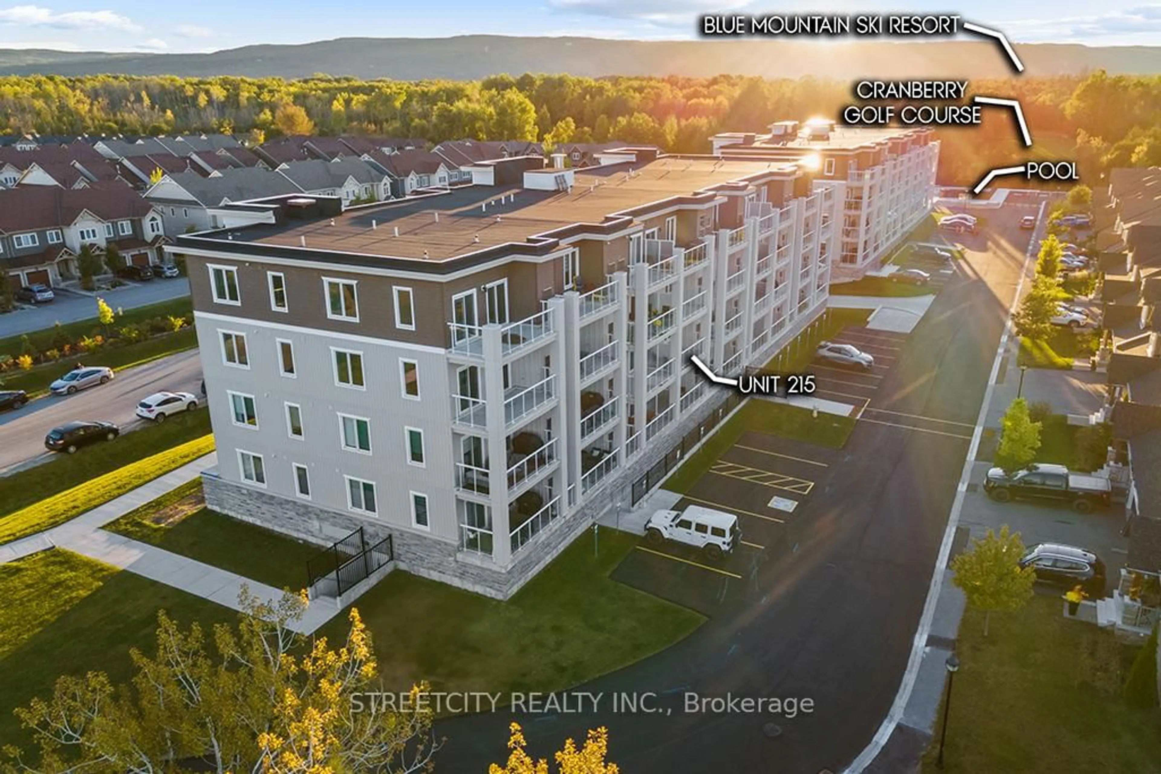 A pic from outside/outdoor area/front of a property/back of a property/a pic from drone, building for 5 Spooner Cres #215, Collingwood Ontario L9Y 1T3