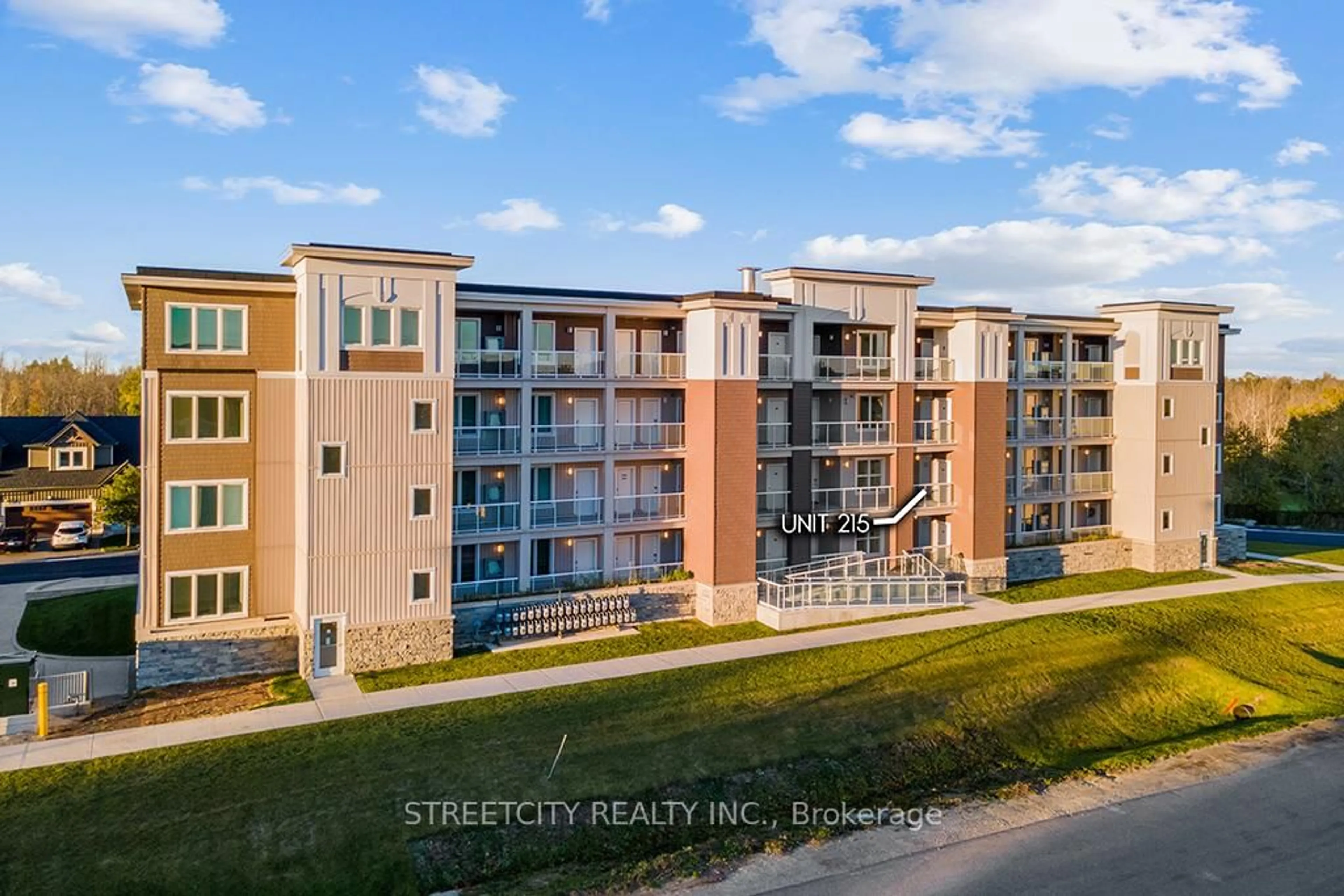 A pic from outside/outdoor area/front of a property/back of a property/a pic from drone, unknown for 5 Spooner Cres #215, Collingwood Ontario L9Y 1T3