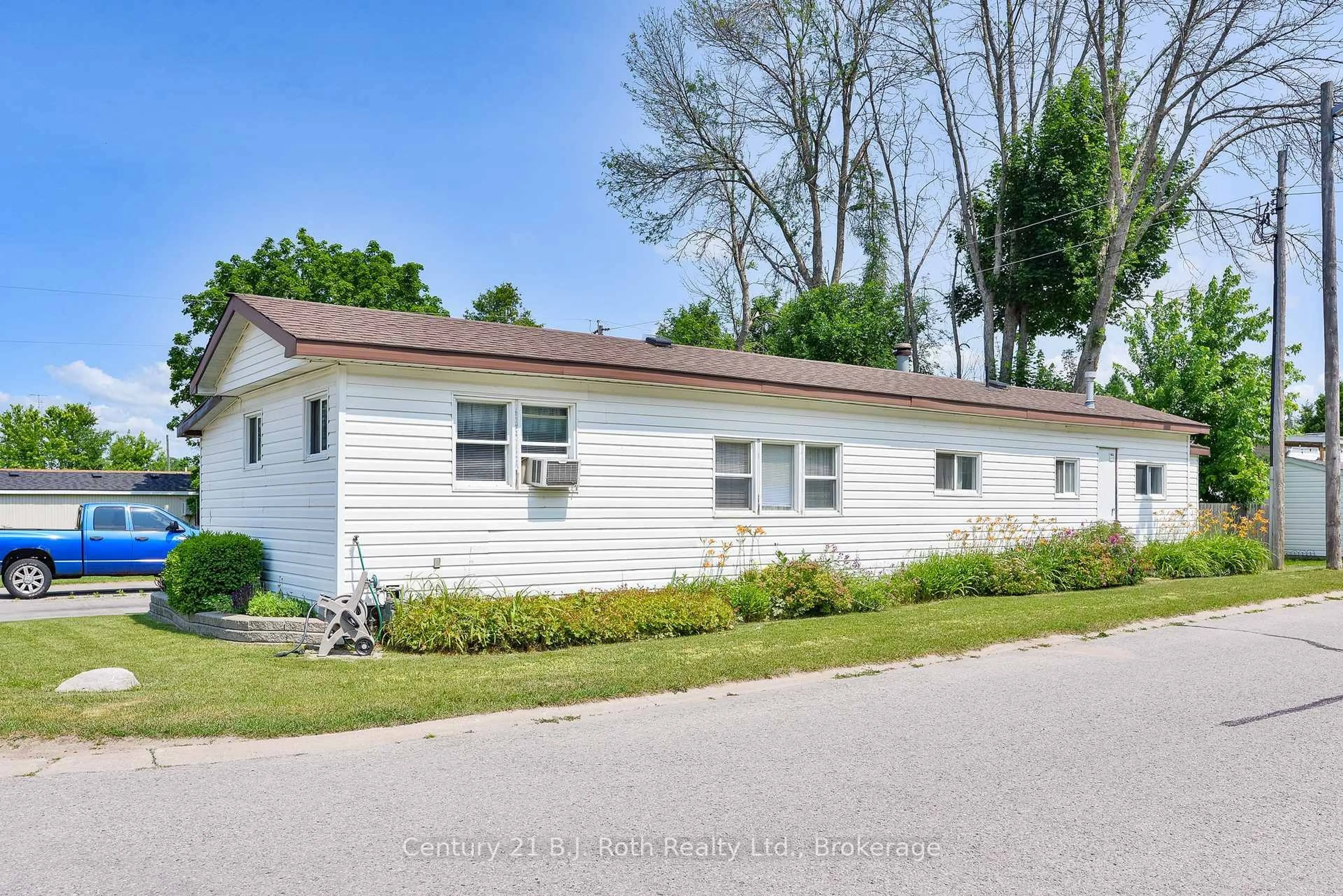 Home with vinyl exterior material, street for 4129 Elaine St, Severn Ontario L3V 0V1