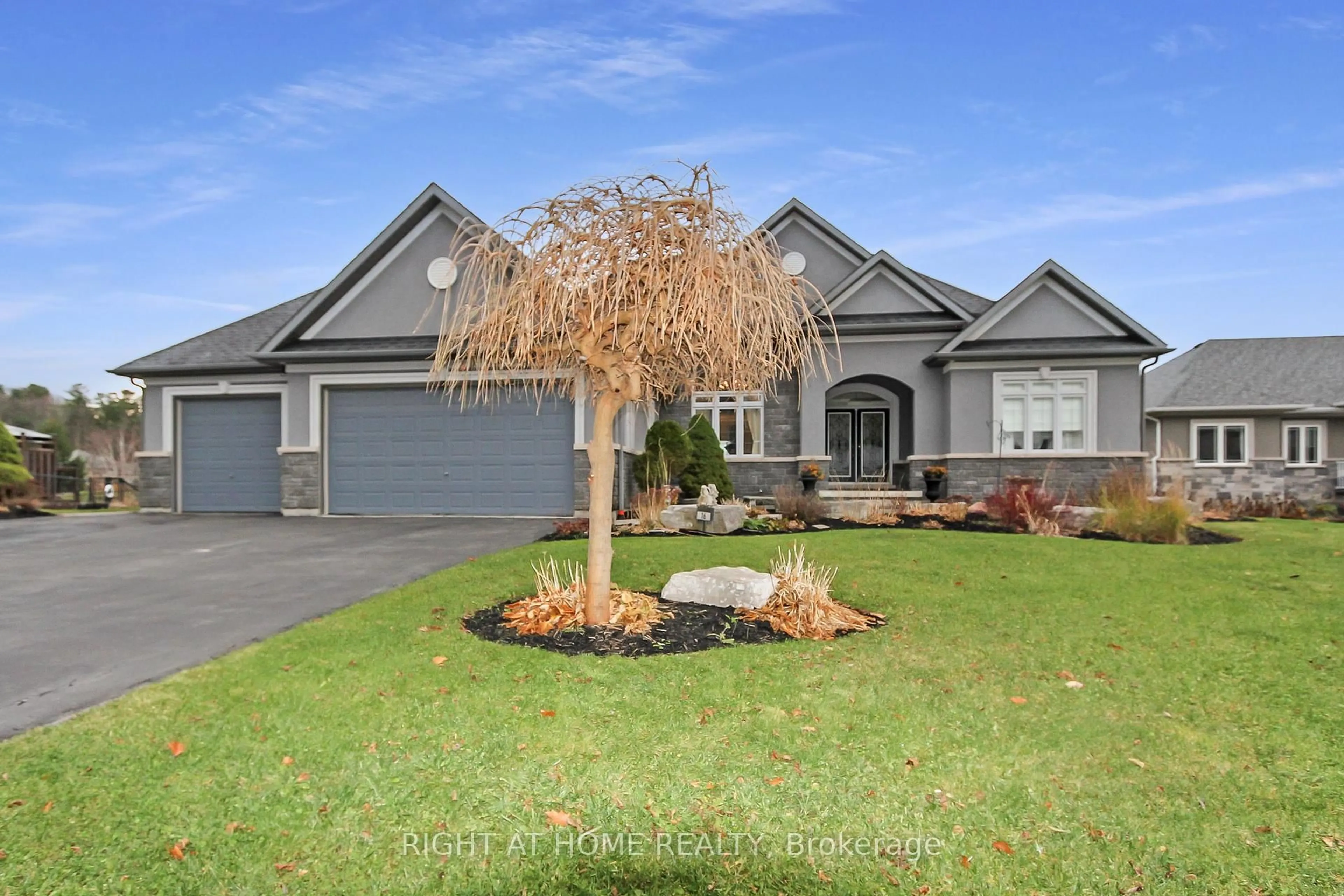Home with vinyl exterior material, street for 16 Deanna Dr, Wasaga Beach Ontario L9Z 1J5