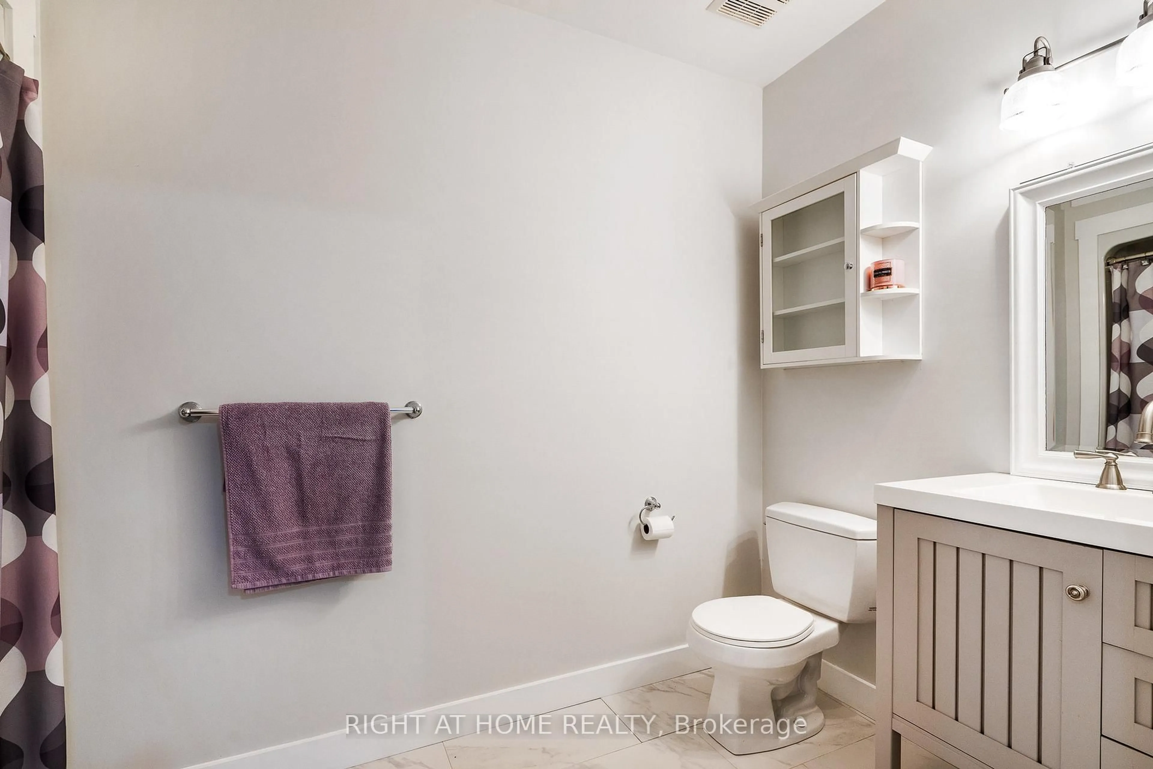 Standard bathroom, ceramic/tile floor for 16 Deanna Dr, Wasaga Beach Ontario L9Z 1J5