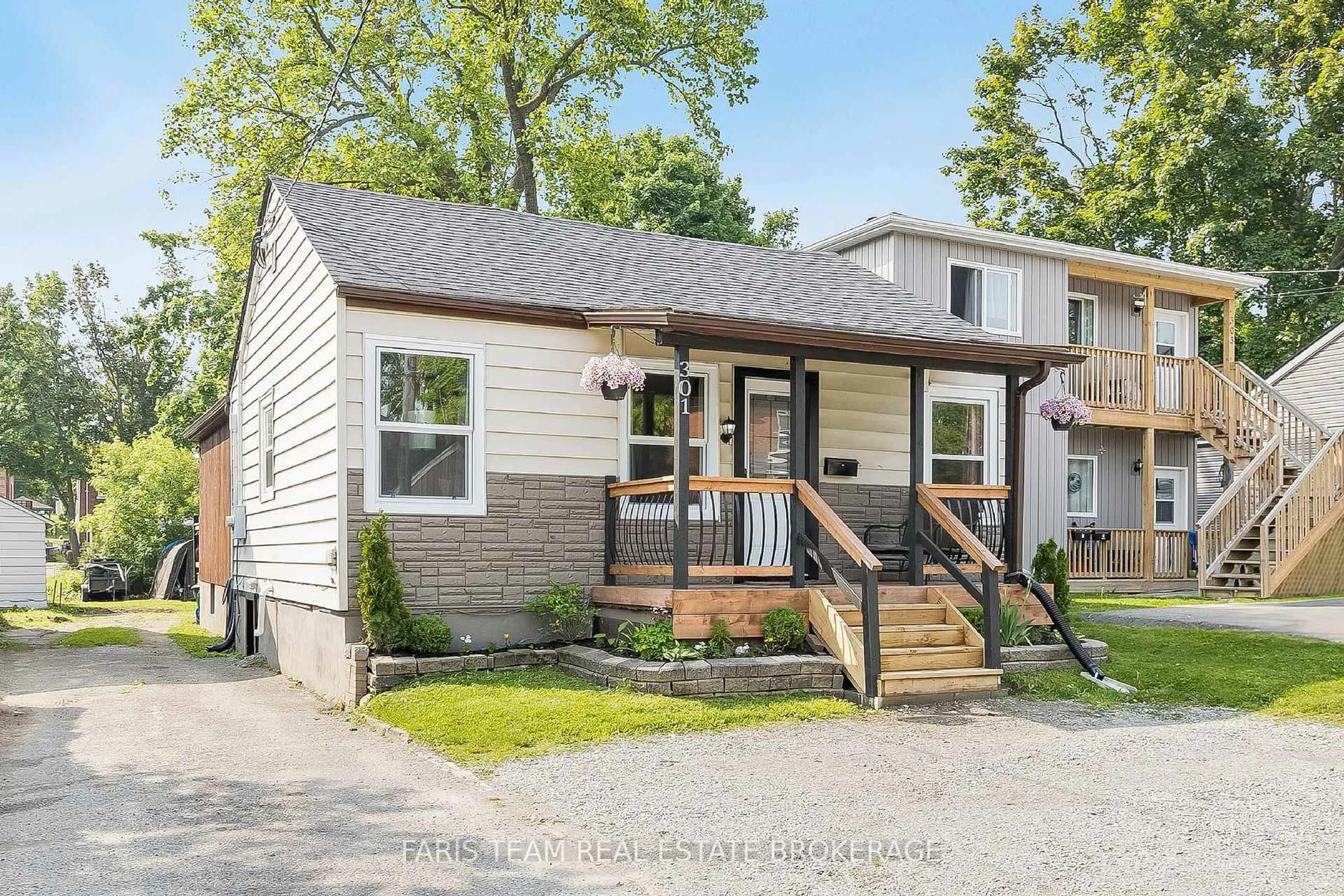 Home with vinyl exterior material, street for 301 Mary St, Orillia Ontario L3V 3E9