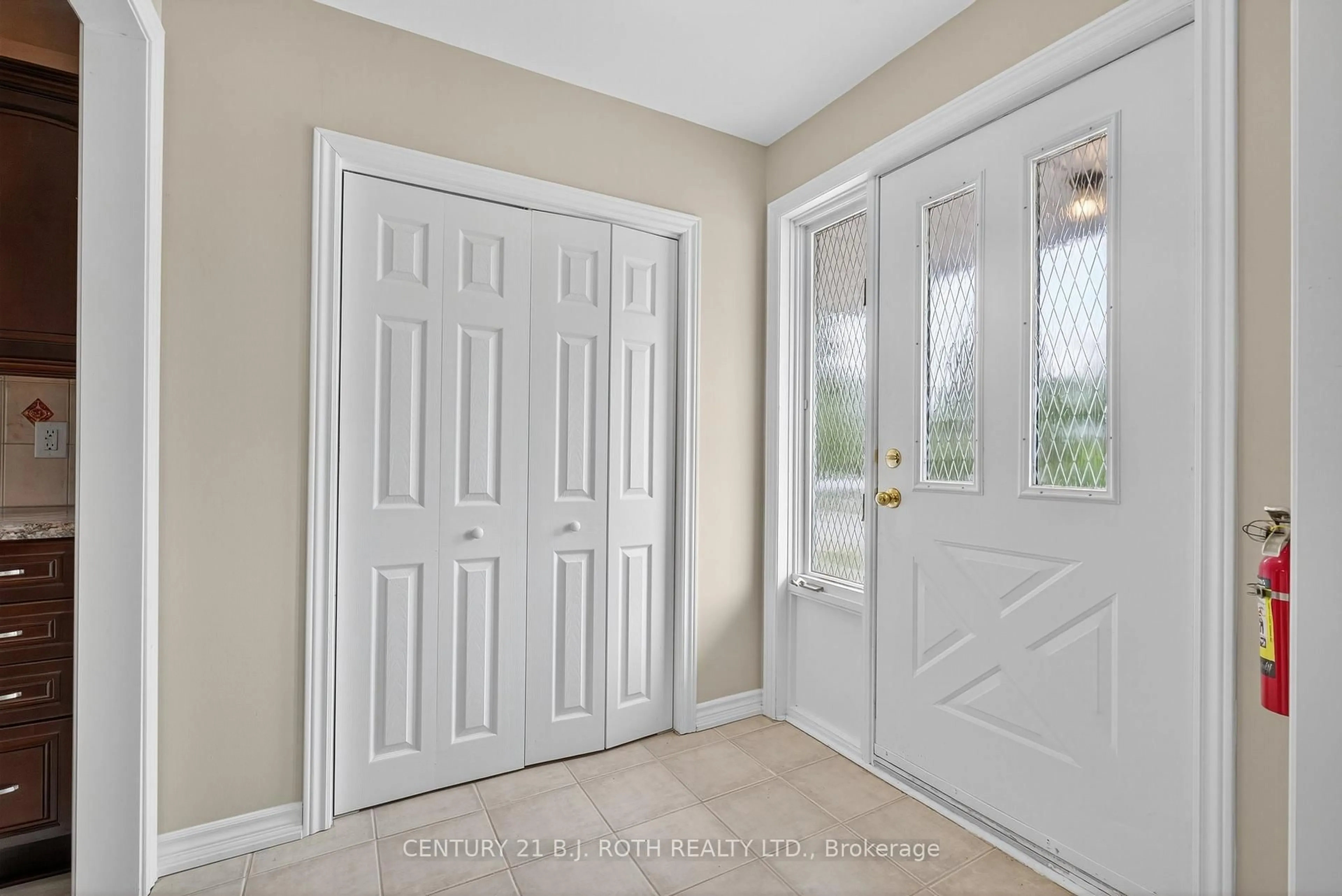 Indoor entryway for 120 Kozlov St, Barrie Ontario L4N 4P9
