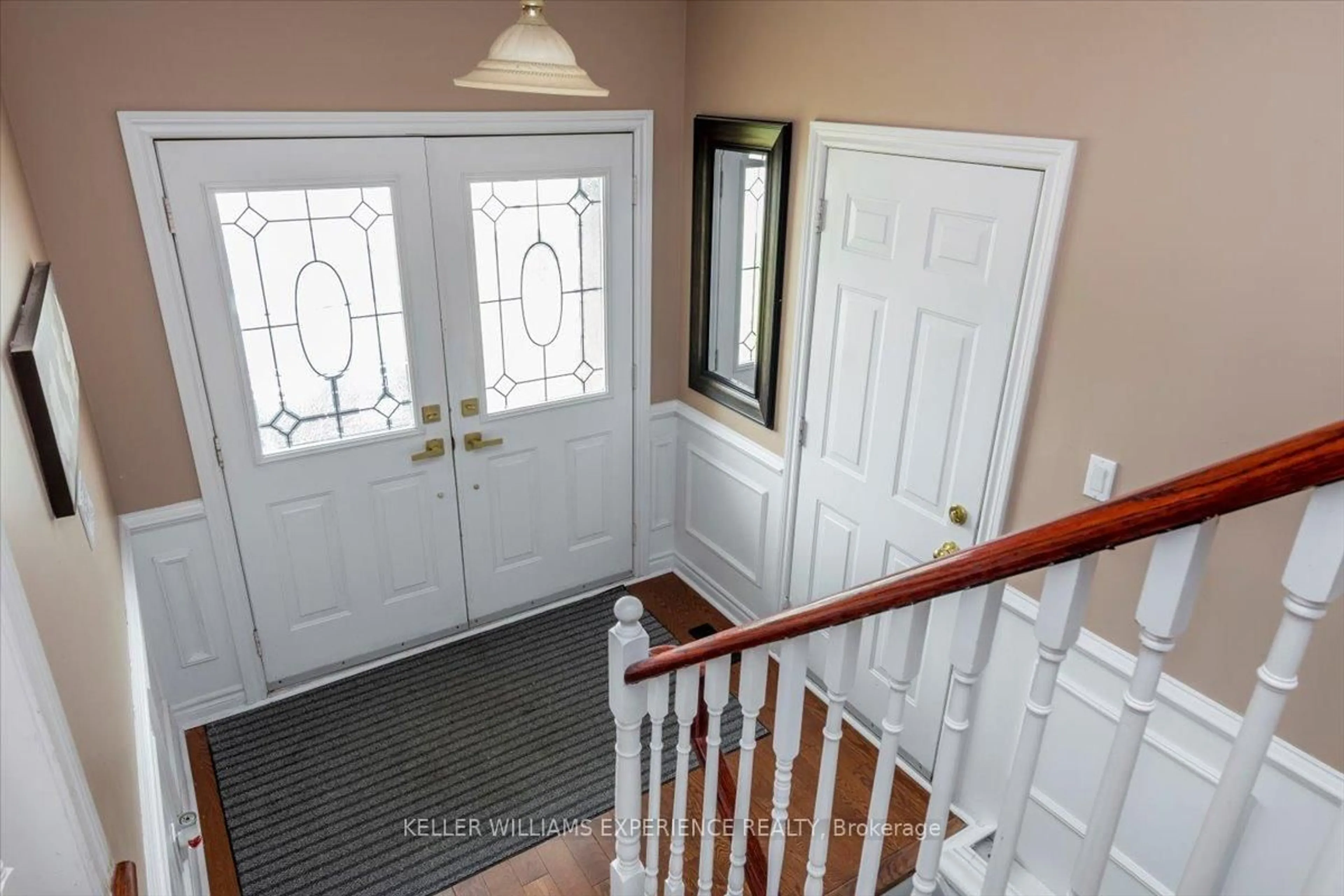 Indoor entryway for 43 Sherwood Crt, Barrie Ontario L4N 9V1