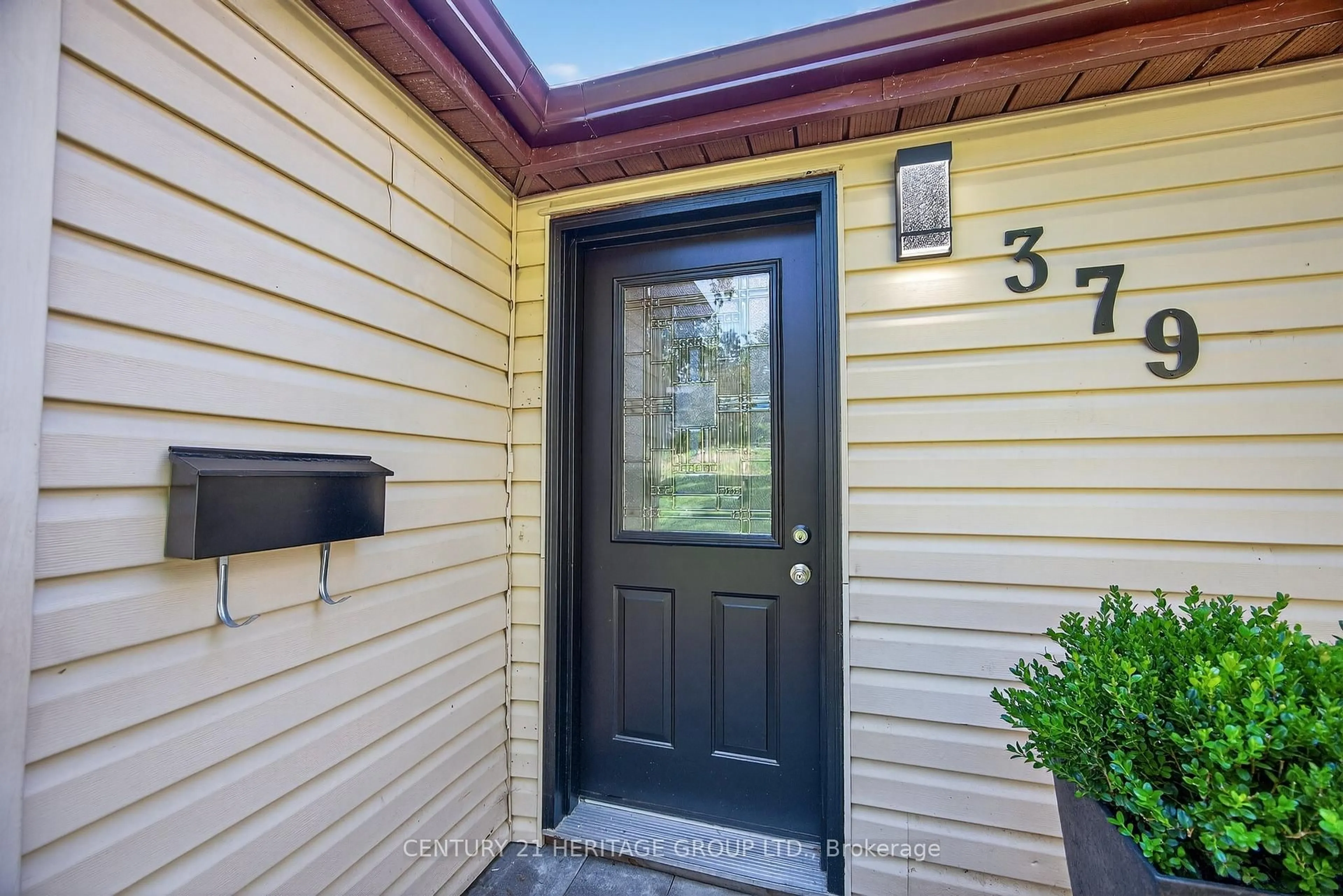 Indoor entryway for 379 Arthur St, Orillia Ontario L3V 3M9