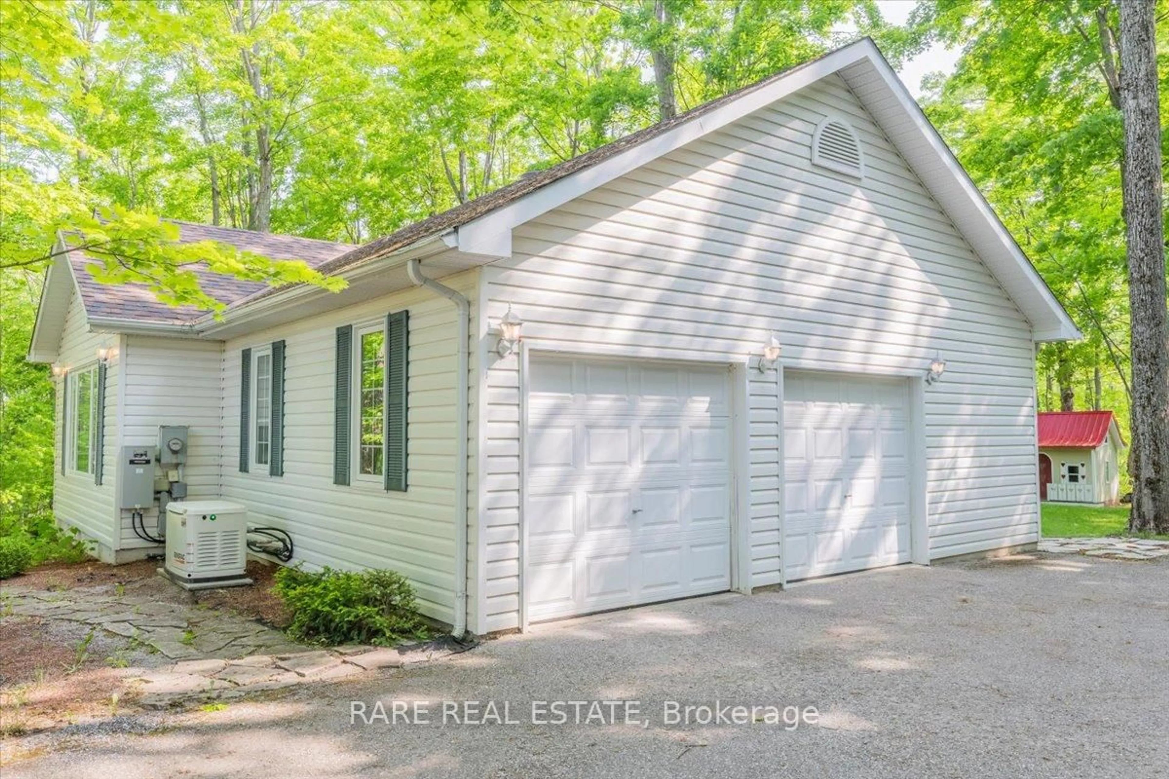 Indoor garage for 37 Boyd Cres, Oro-Medonte Ontario L0K 1N0