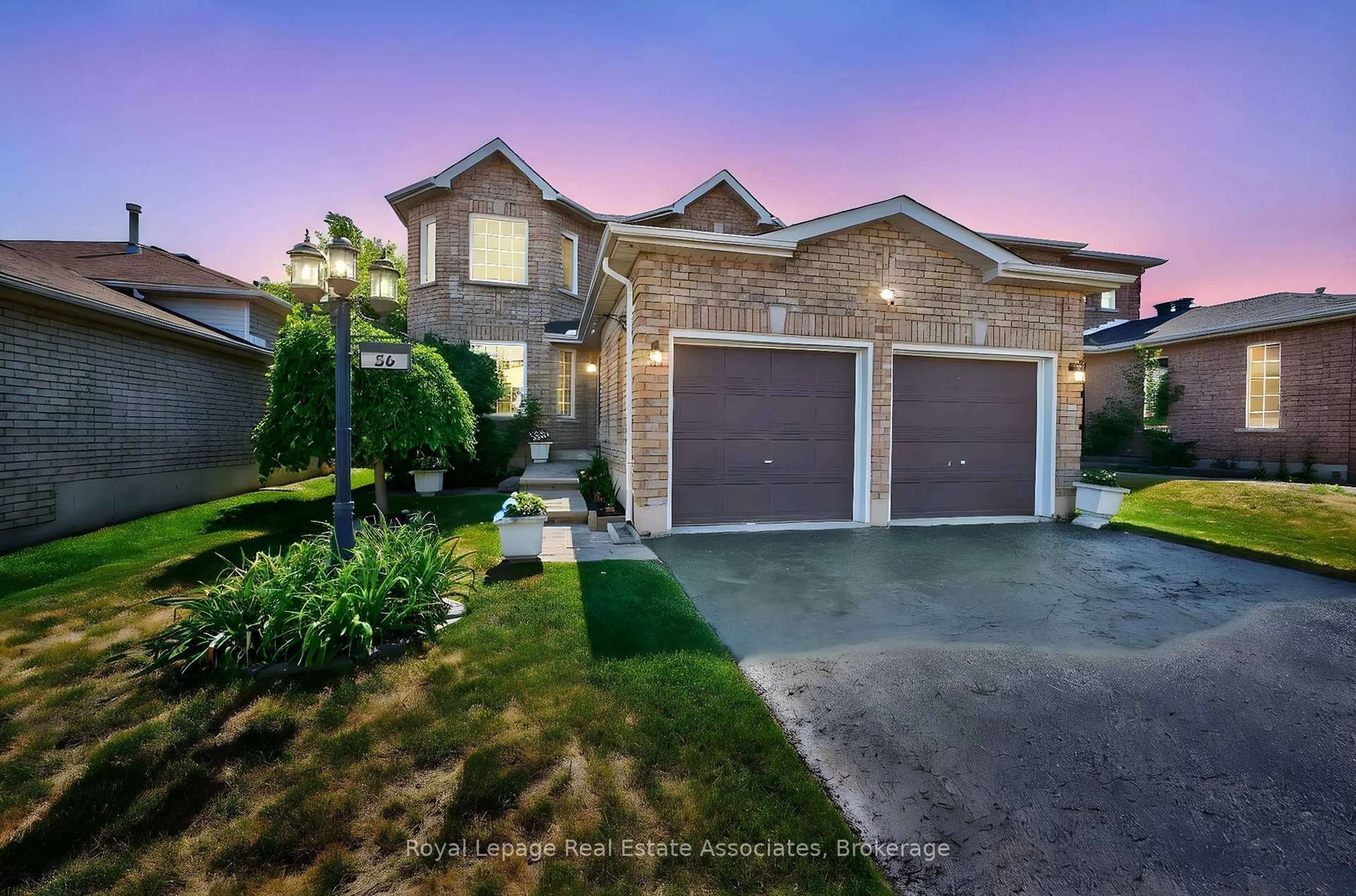 A pic from outside/outdoor area/front of a property/back of a property/a pic from drone, street for 56 Bird St, Barrie Ontario L4N 0X3