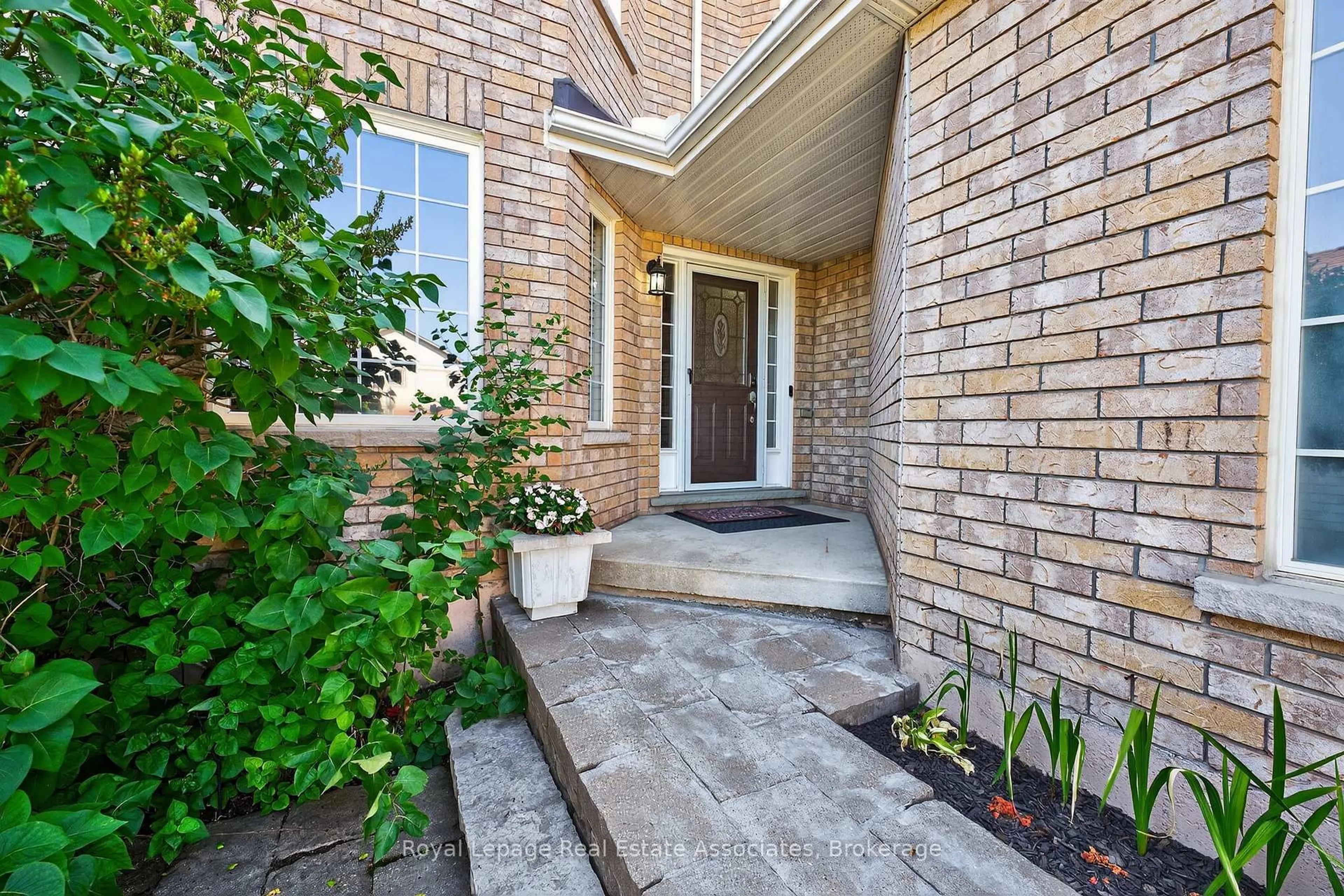 Indoor entryway for 56 Bird St, Barrie Ontario L4N 0X3