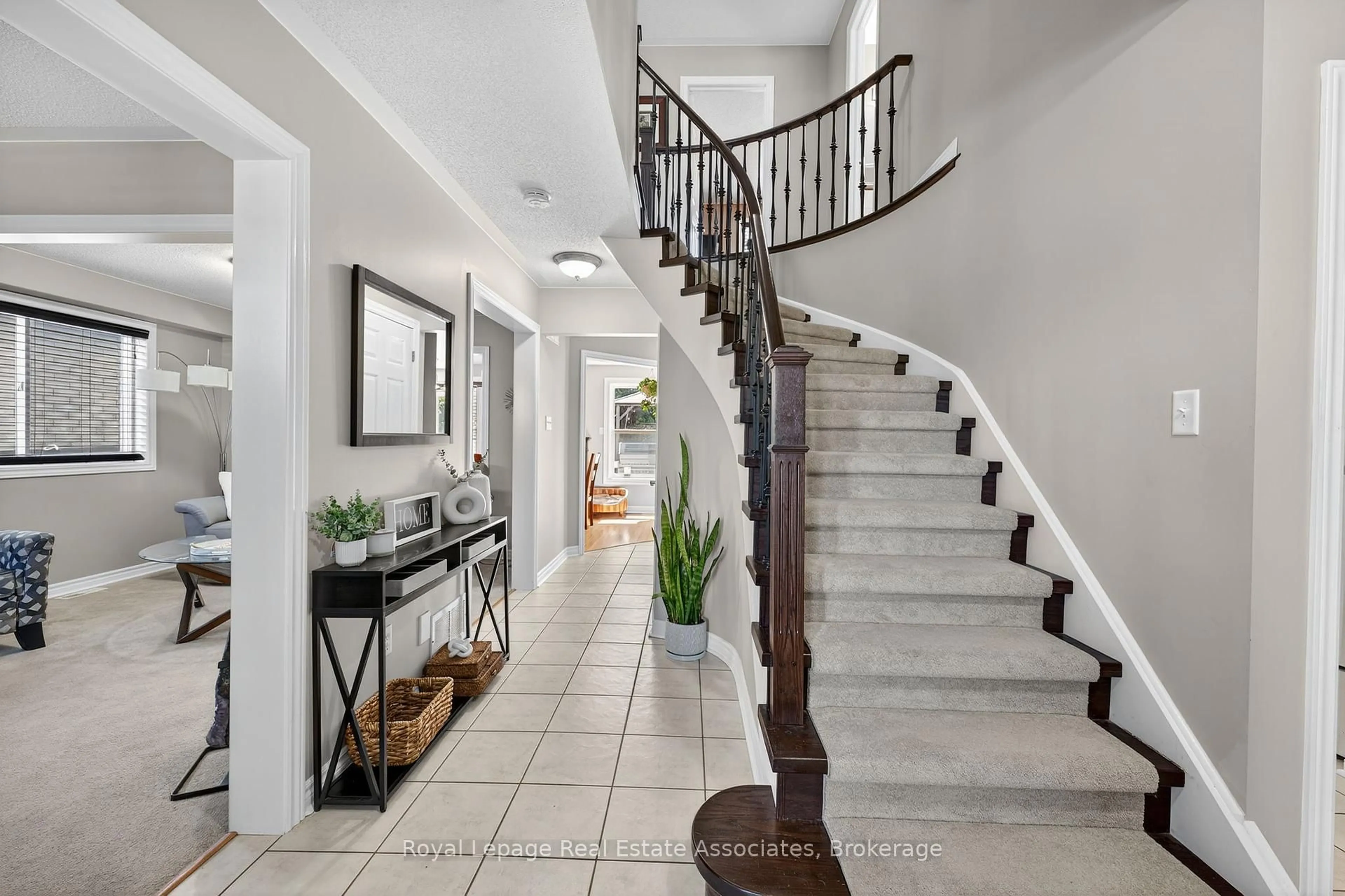 Indoor entryway for 56 Bird St, Barrie Ontario L4N 0X3