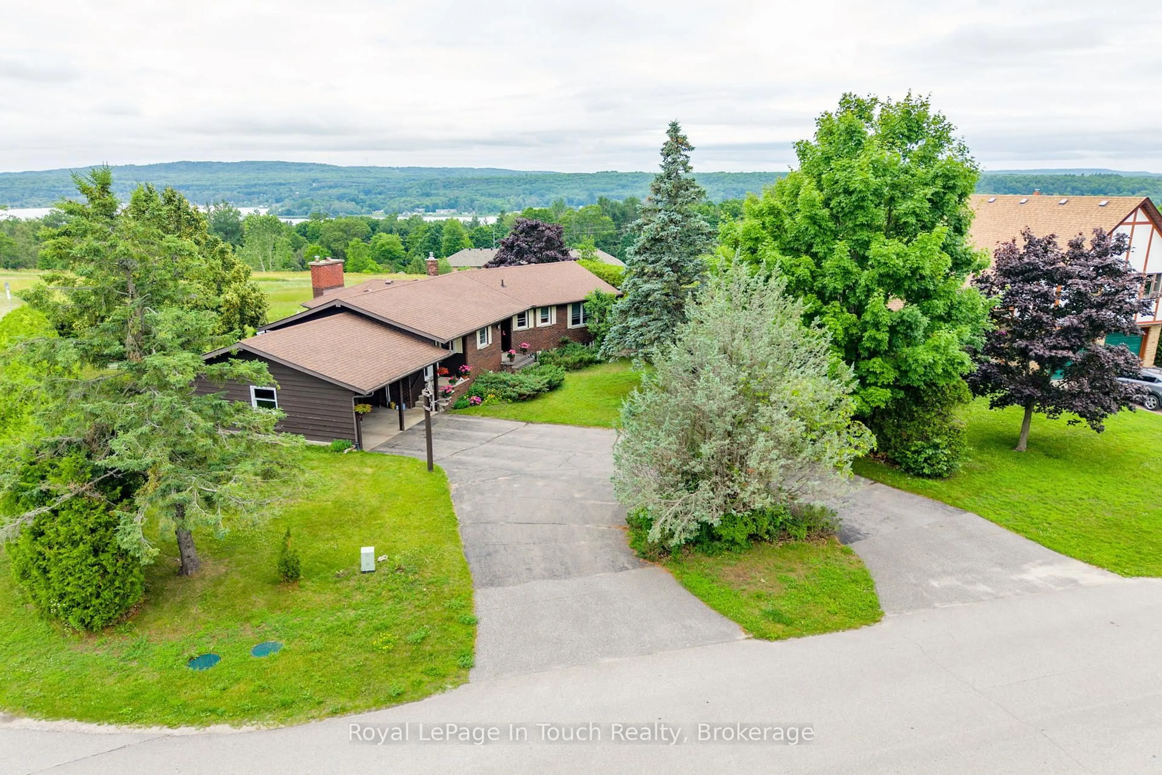 A pic from outside/outdoor area/front of a property/back of a property/a pic from drone, mountain view for 40 Payette Dr, Penetanguishene Ontario L9M 1H5