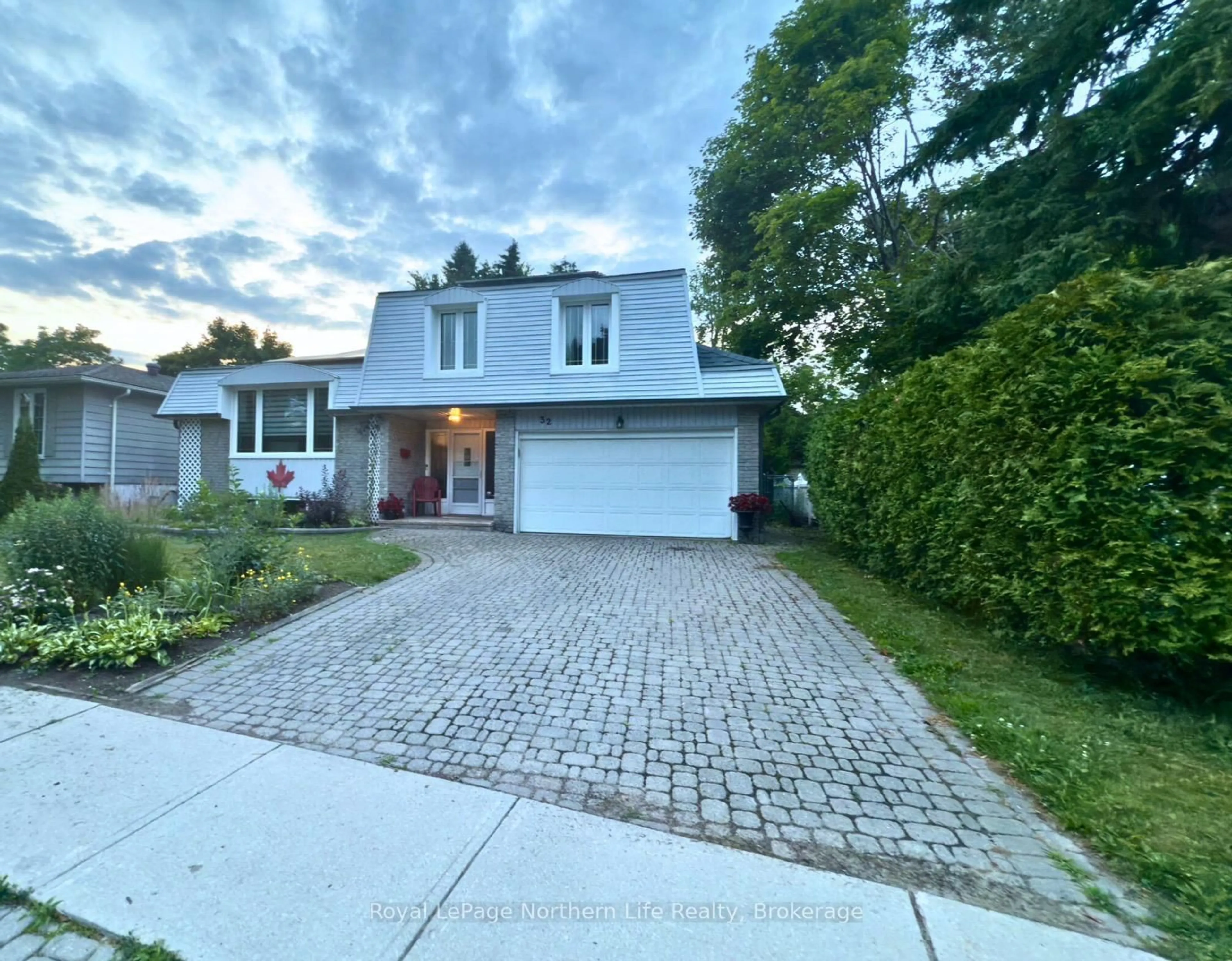 Home with brick exterior material, street for 32 Indian Arrow Rd, Barrie Ontario L4M 5G3