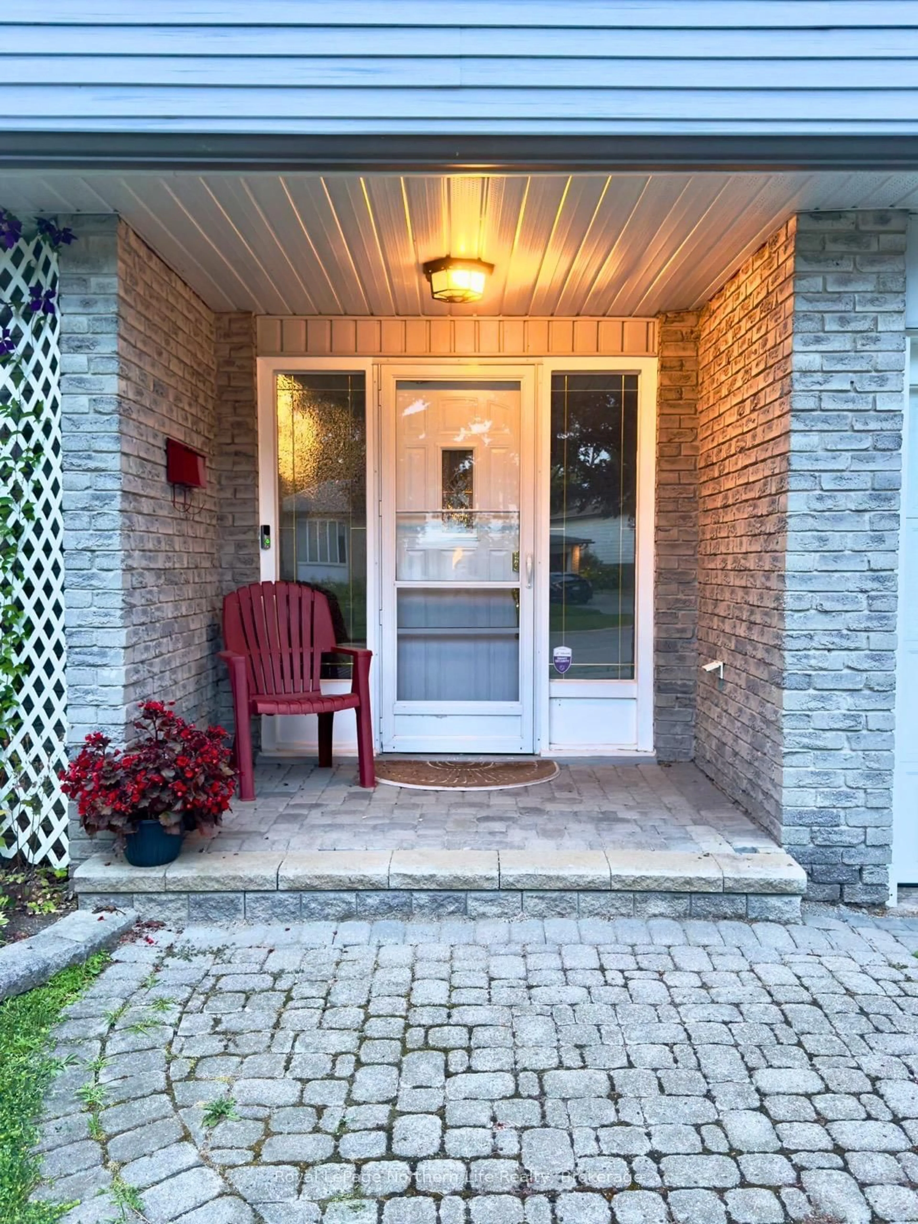 Indoor entryway for 32 Indian Arrow Rd, Barrie Ontario L4M 5G3