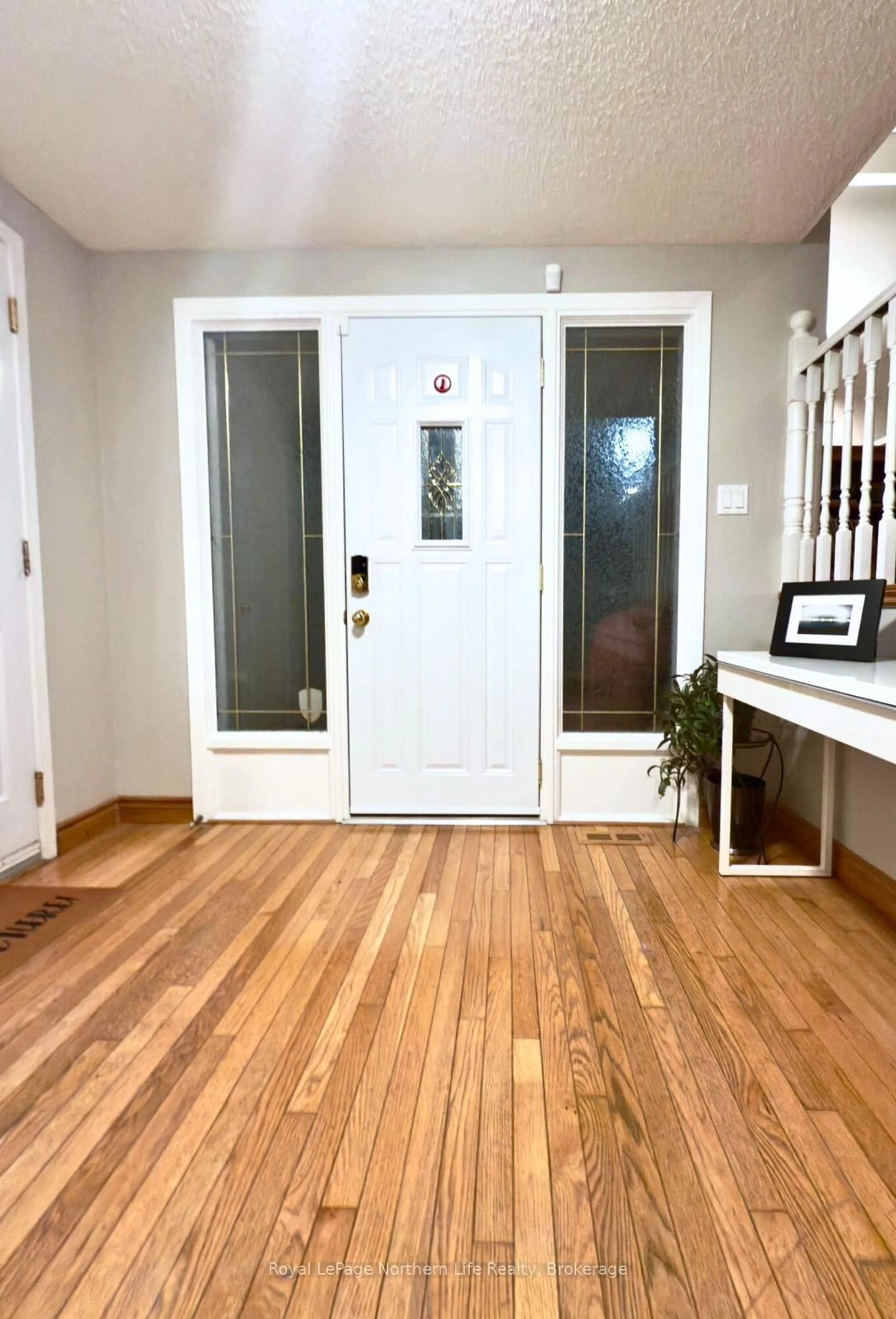 Indoor entryway for 32 Indian Arrow Rd, Barrie Ontario L4M 5G3
