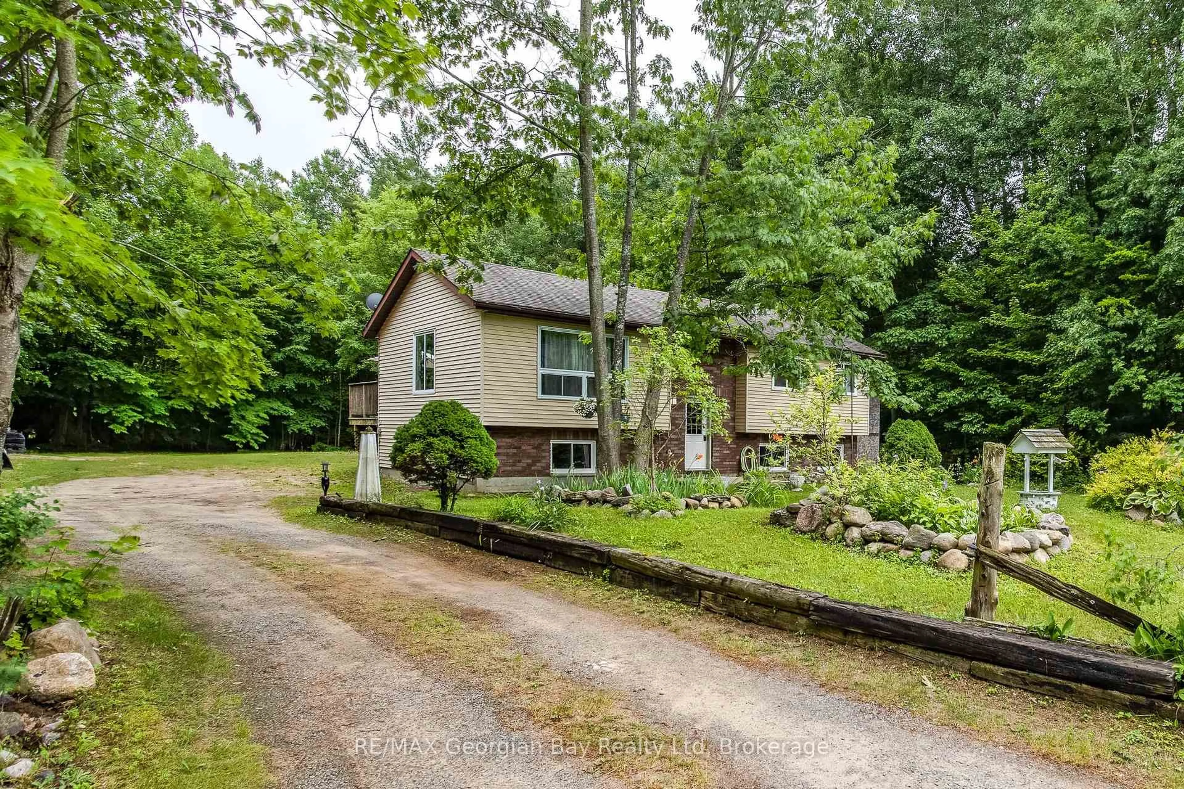 A pic from outside/outdoor area/front of a property/back of a property/a pic from drone, street for 41 Tucson Rd, Tiny Ontario L9M 0B6