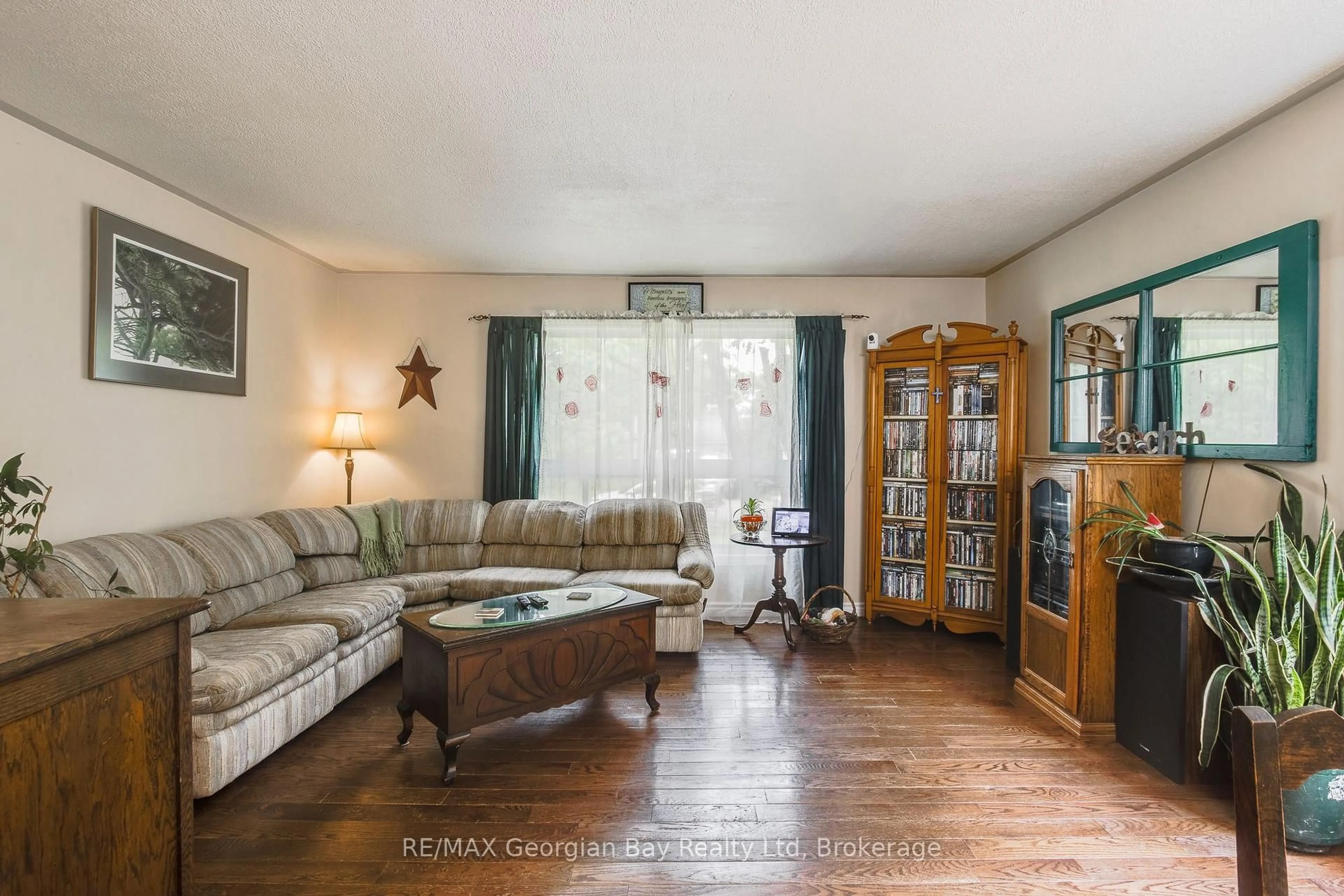 Living room with furniture, unknown for 41 Tucson Rd, Tiny Ontario L9M 0B6