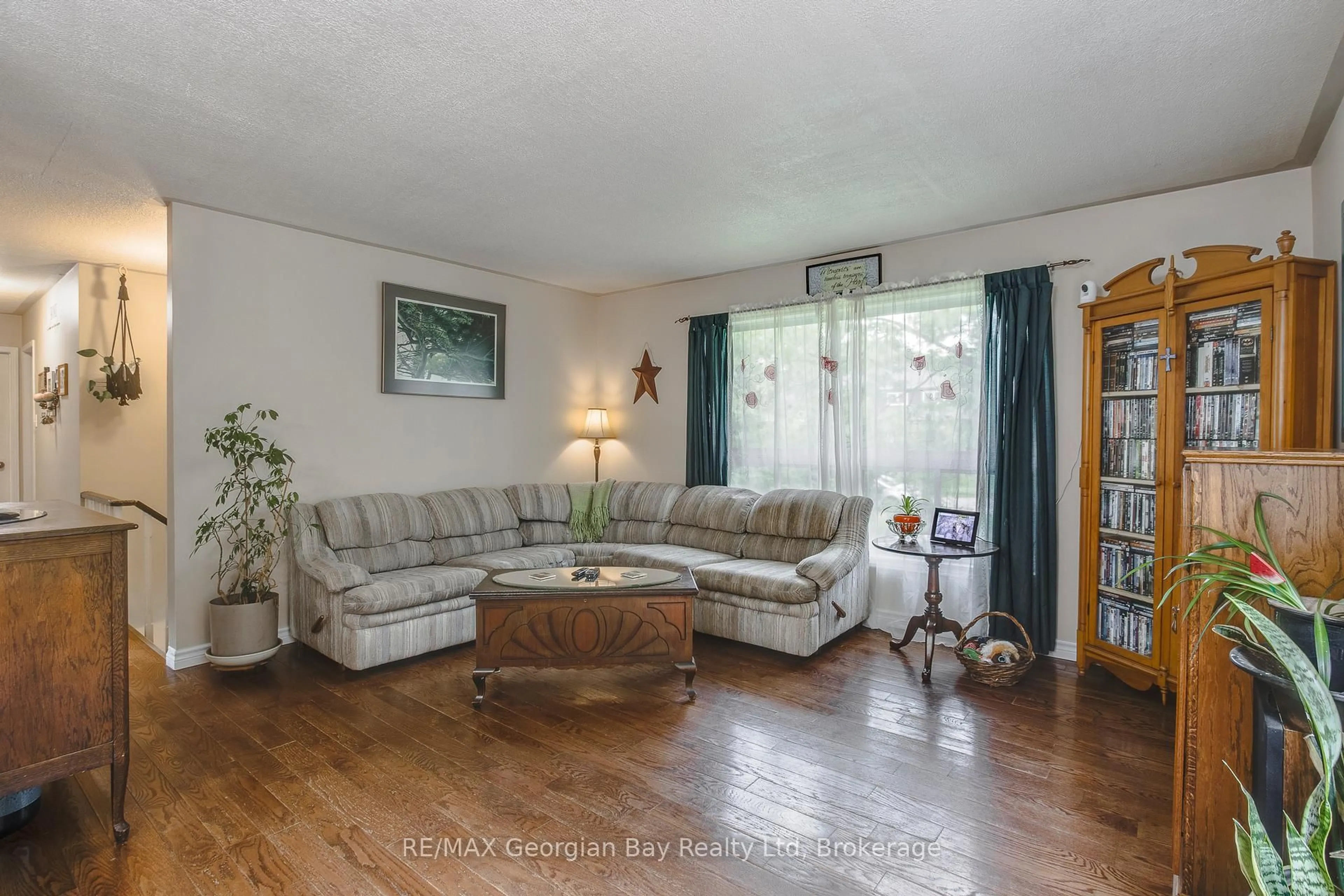 Living room with furniture, wood/laminate floor for 41 Tucson Rd, Tiny Ontario L9M 0B6