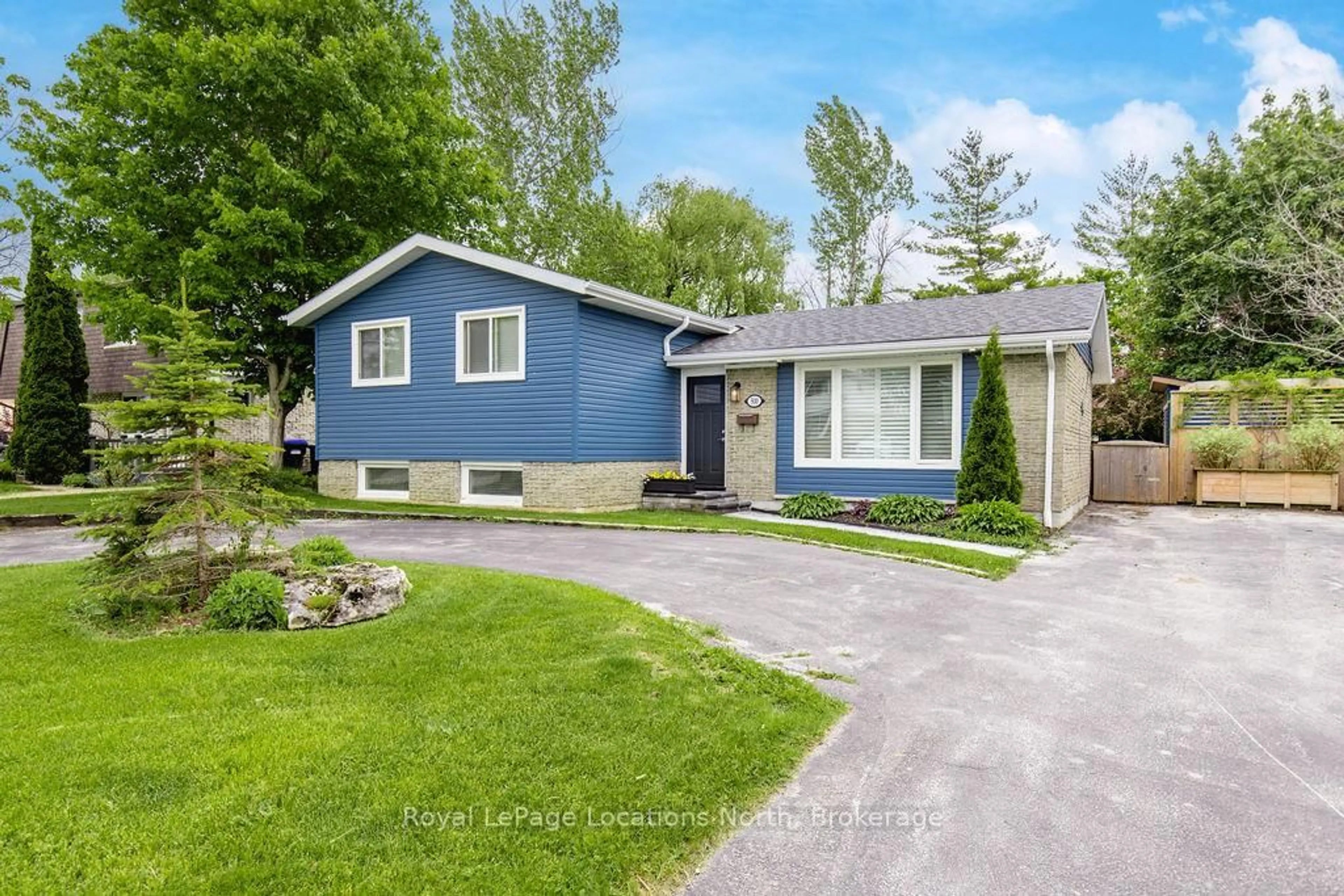 Home with vinyl exterior material, street for 500 SIXTH St, Collingwood Ontario L9Y 1Z9