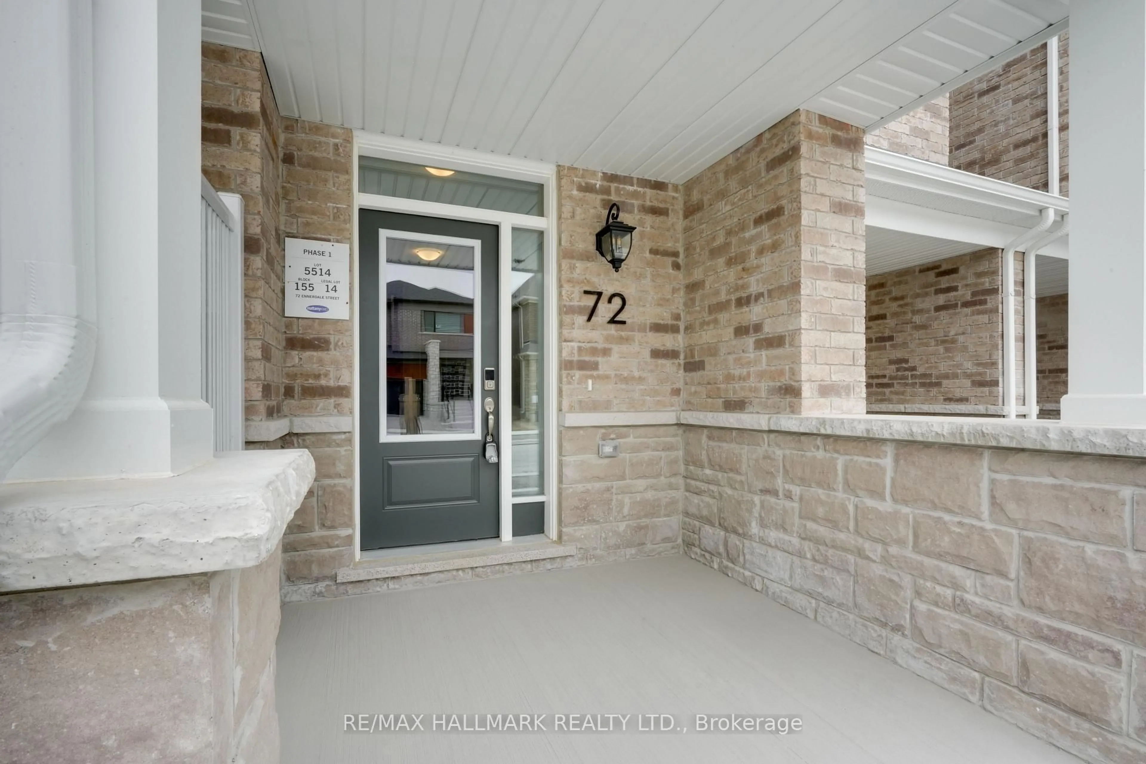 Indoor foyer for 72 Ennerdale St, Barrie Ontario L9J 0G5