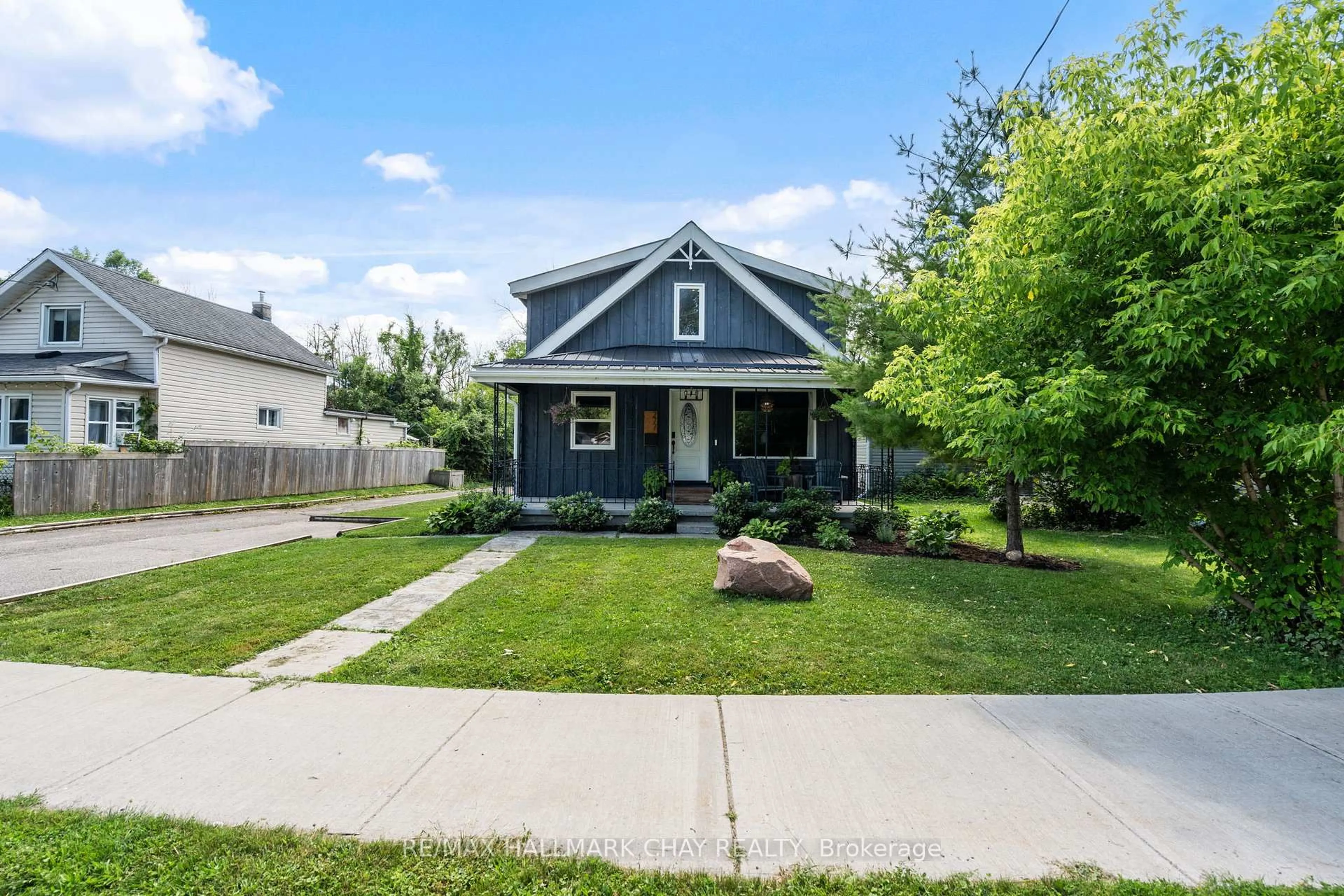 Home with vinyl exterior material, street for 277 Gill St, Orillia Ontario L3V 4K3