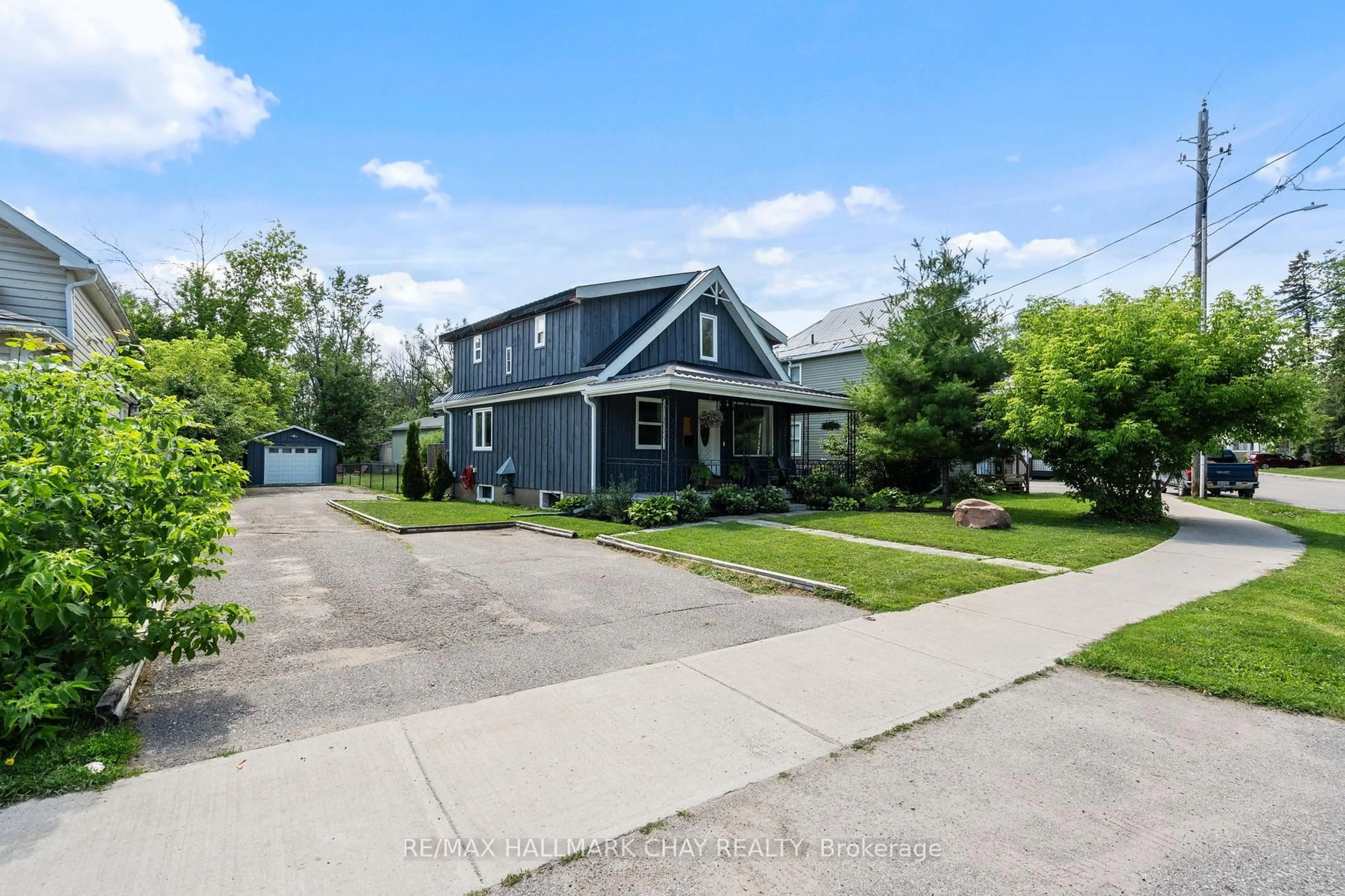 A pic from outside/outdoor area/front of a property/back of a property/a pic from drone, street for 277 Gill St, Orillia Ontario L3V 4K3