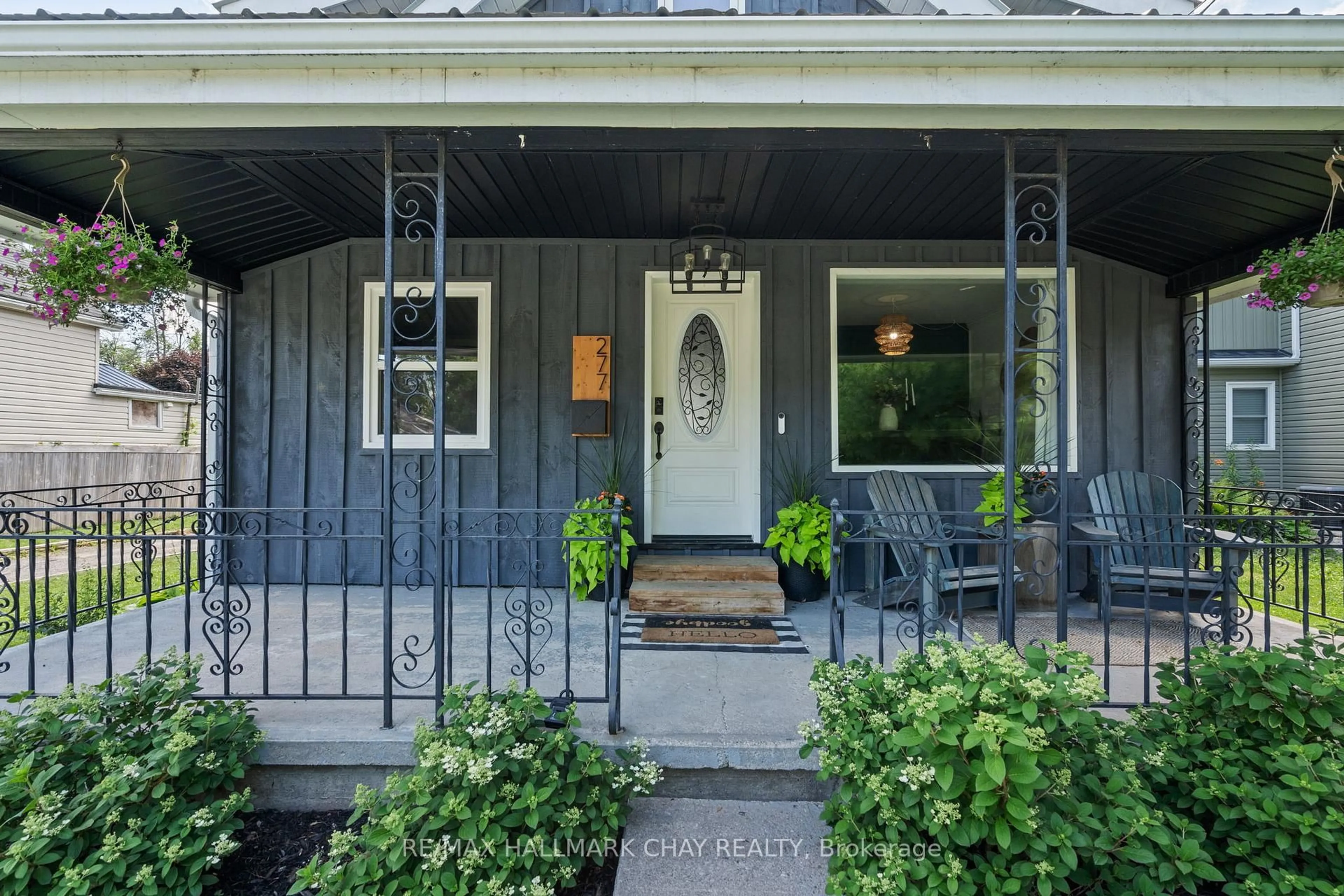 Indoor entryway for 277 Gill St, Orillia Ontario L3V 4K3