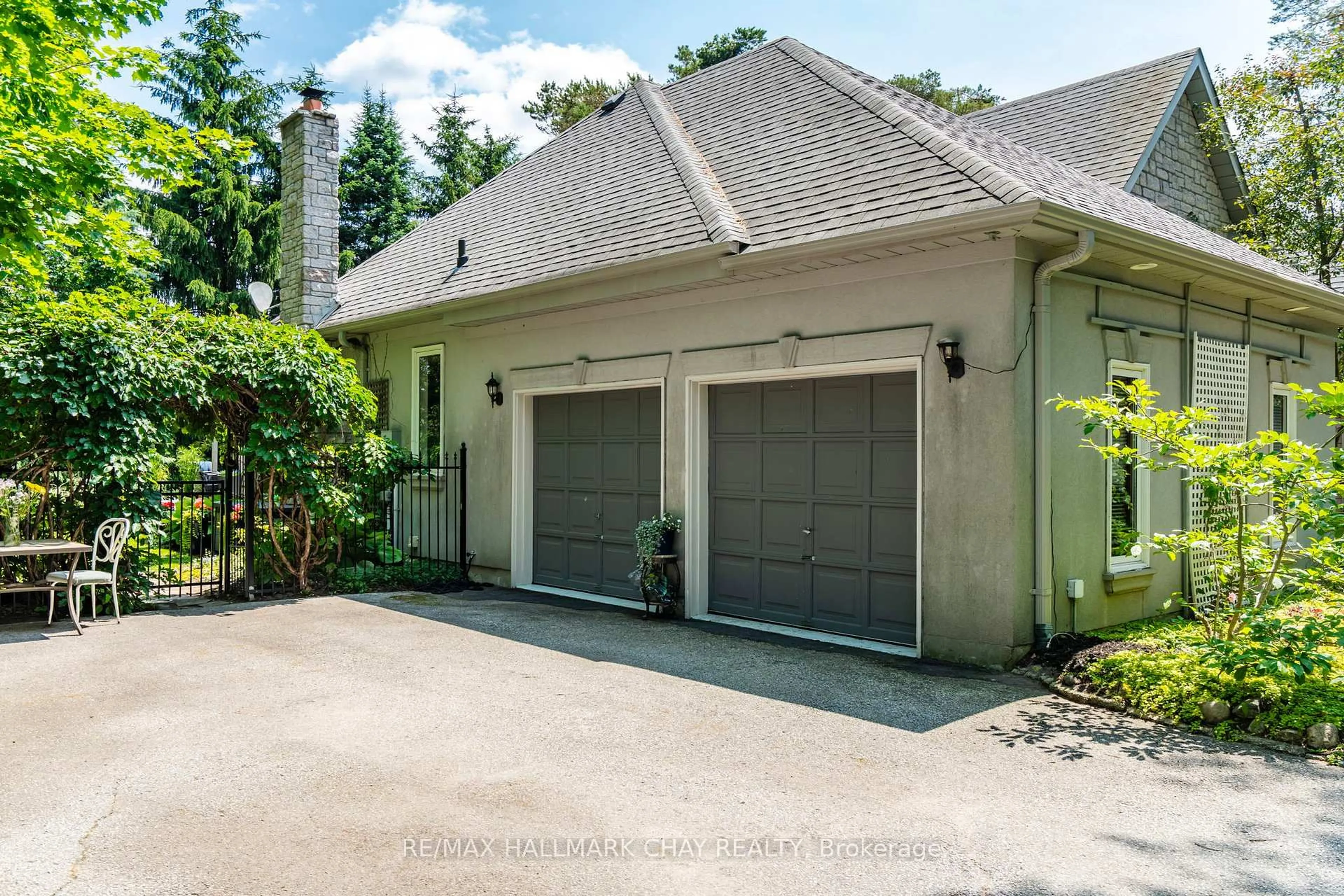 Indoor garage for 11 Bunker Pl, Oro-Medonte Ontario L0L 2L0