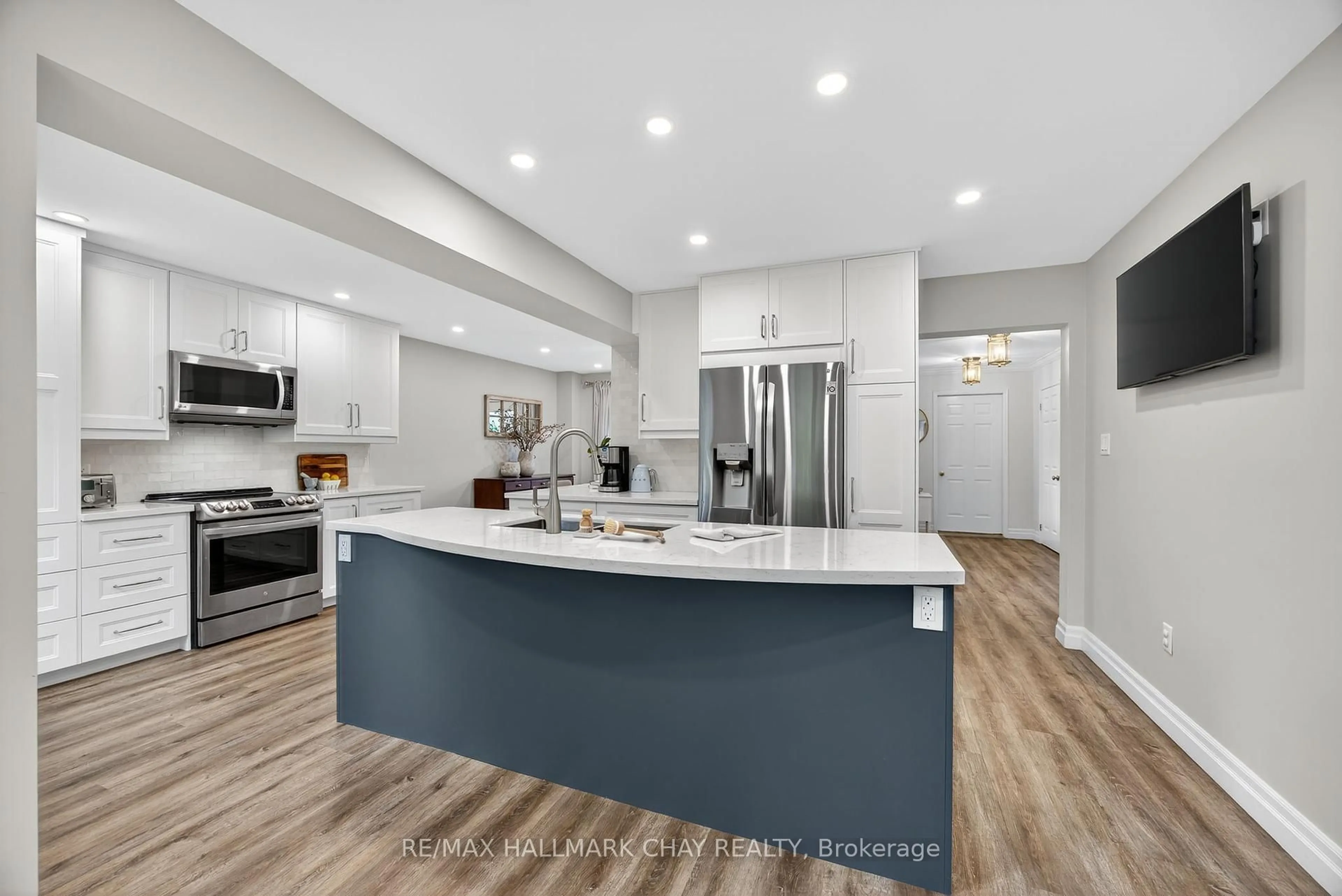 Open concept kitchen, unknown for 9 Gosney Cres, Barrie Ontario L4N 6T6