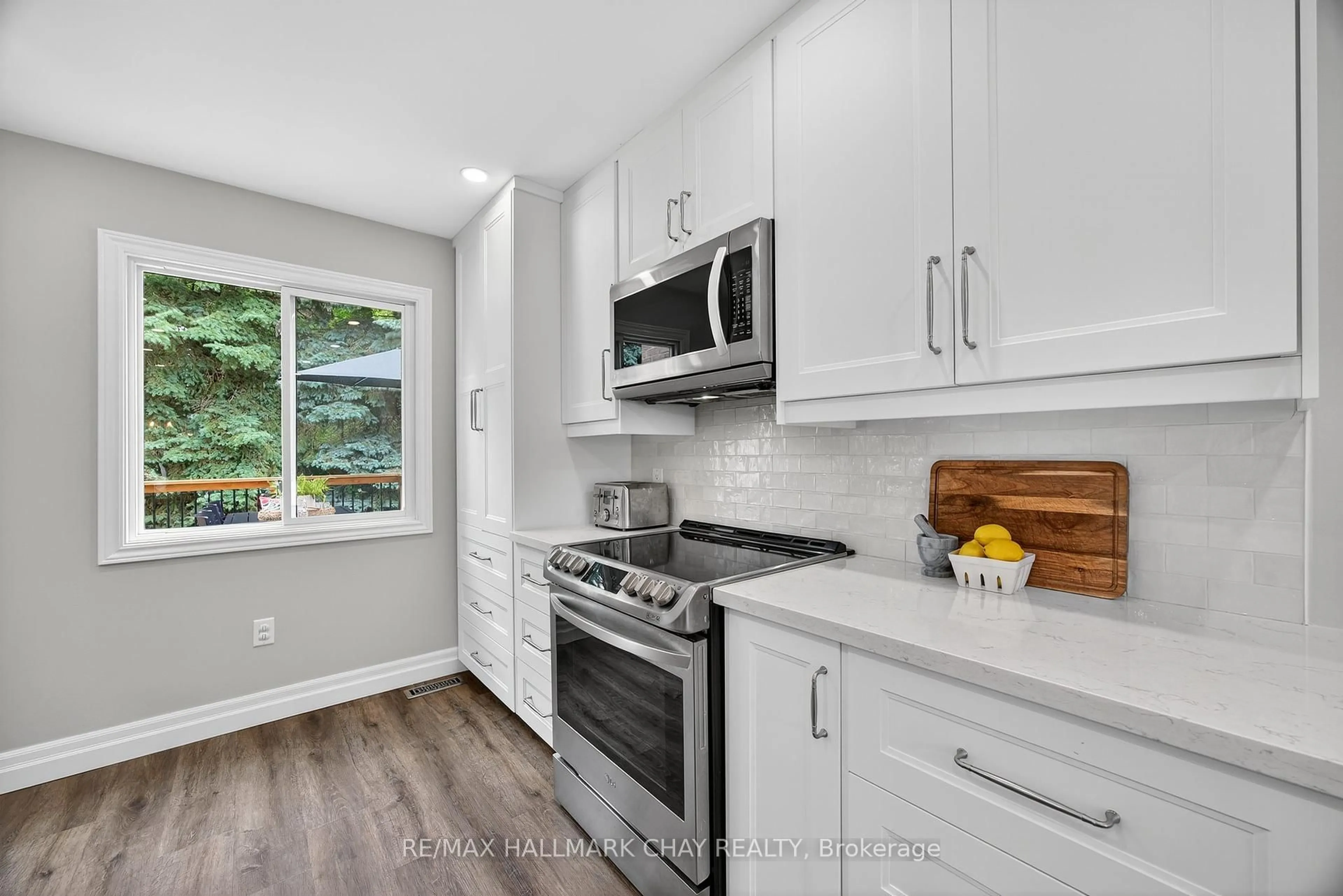Open concept kitchen, ceramic/tile floor for 9 Gosney Cres, Barrie Ontario L4N 6T6