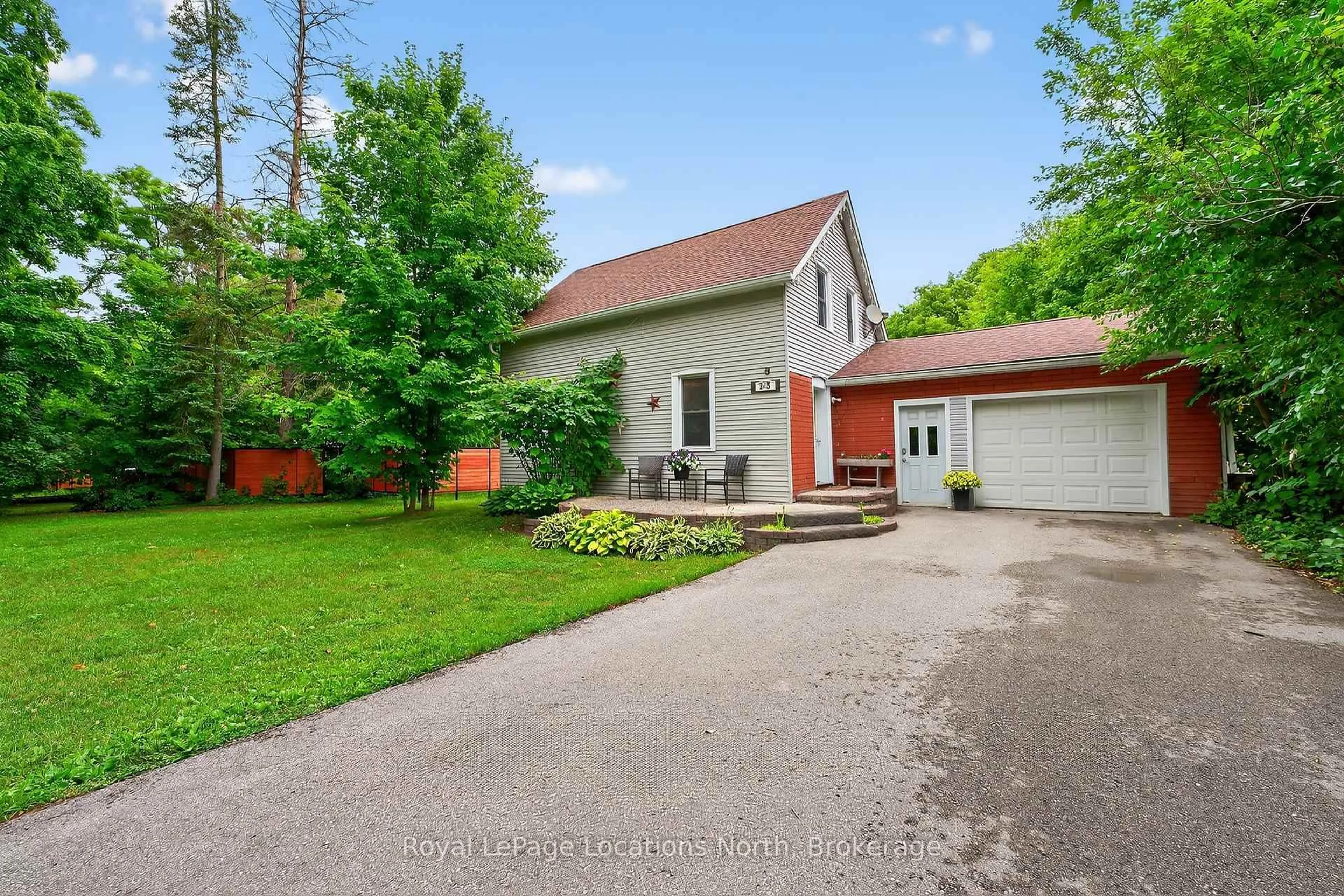A pic from outside/outdoor area/front of a property/back of a property/a pic from drone, street for 243 Scott St, Clearview Ontario L0M 1S0
