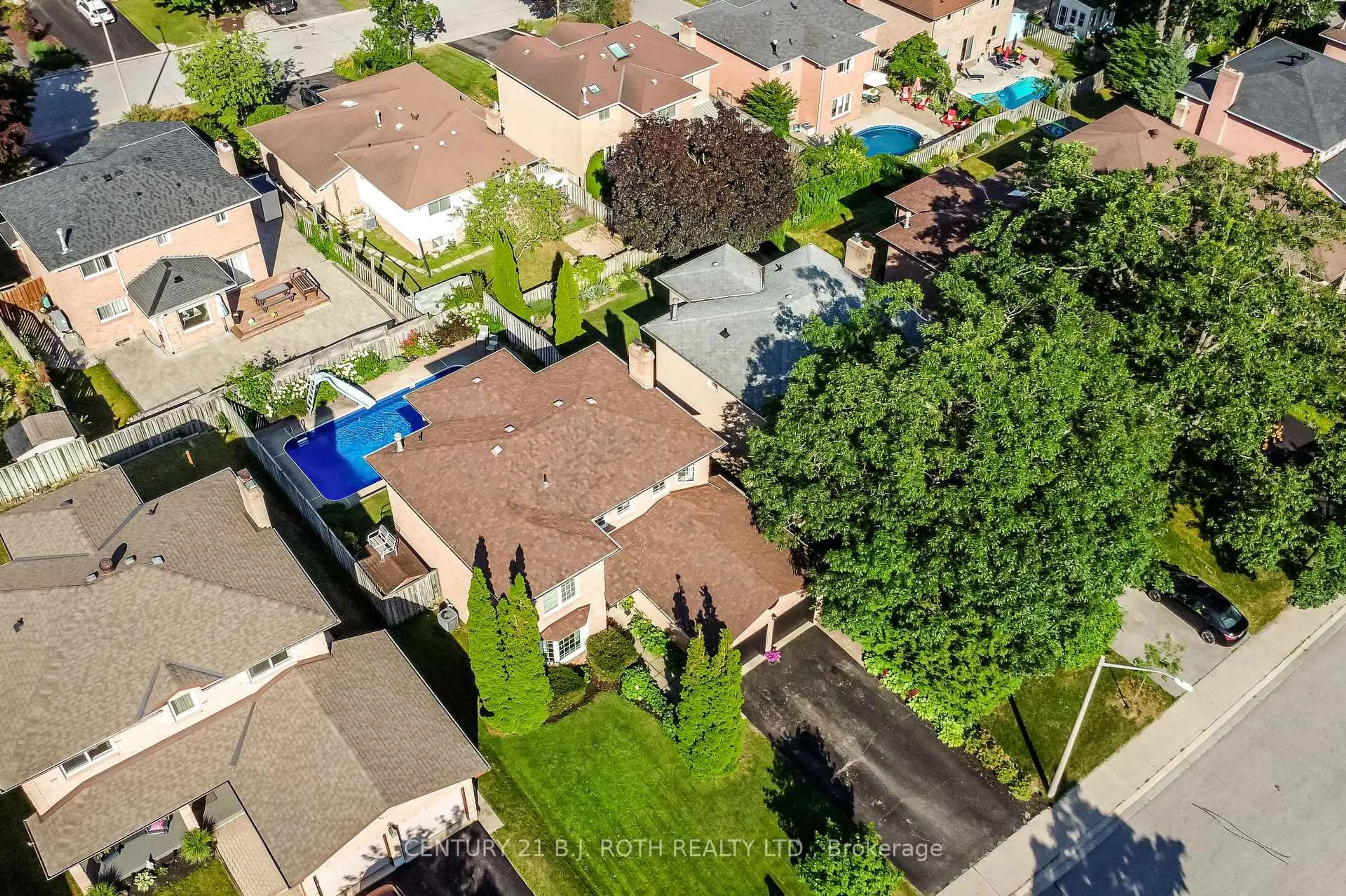 A pic from outside/outdoor area/front of a property/back of a property/a pic from drone, street for 25 Keats Dr, Barrie Ontario L4N 6C9