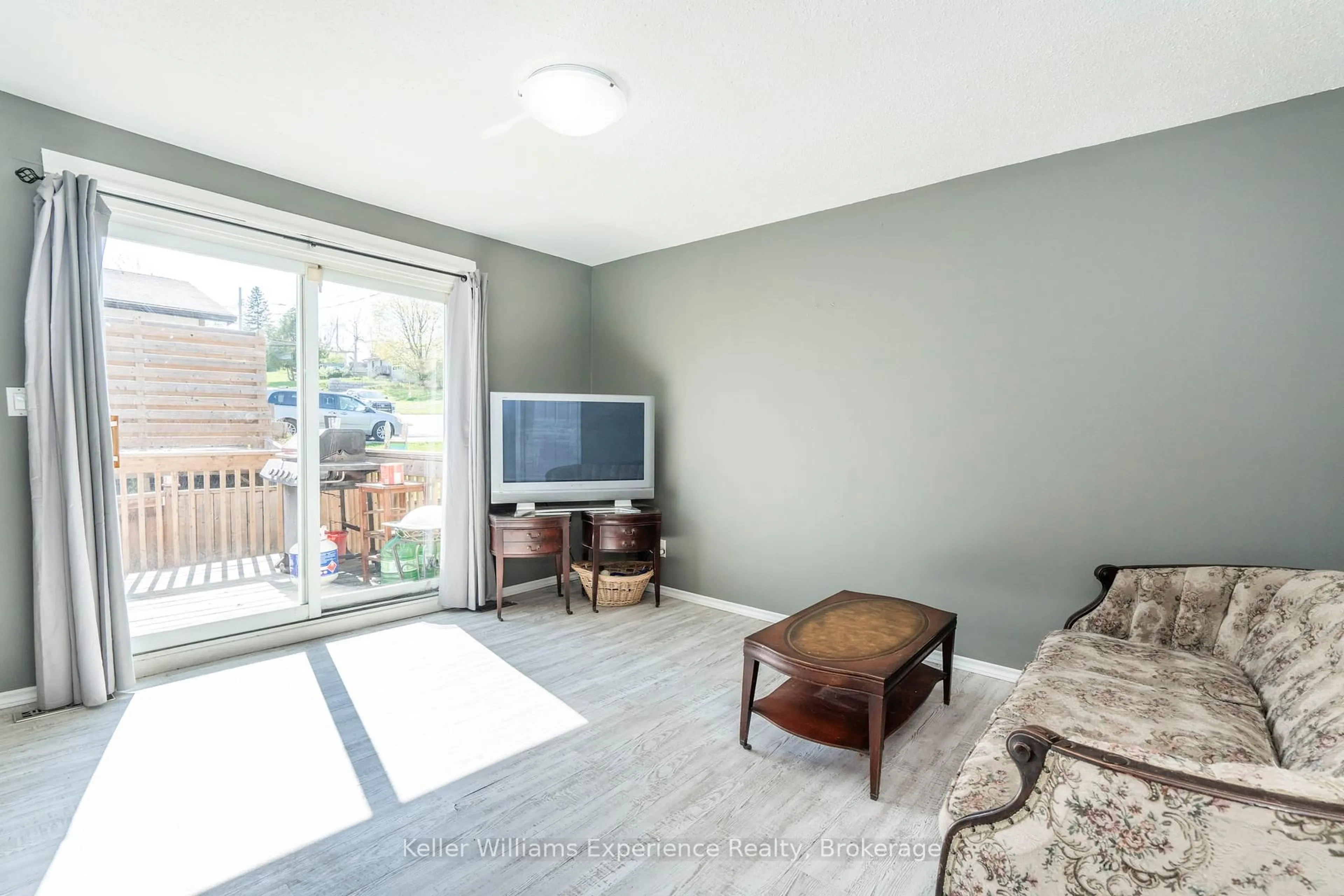 Living room with furniture, wood/laminate floor for 487 Nottingham St, Tay Ontario L0K 1R0