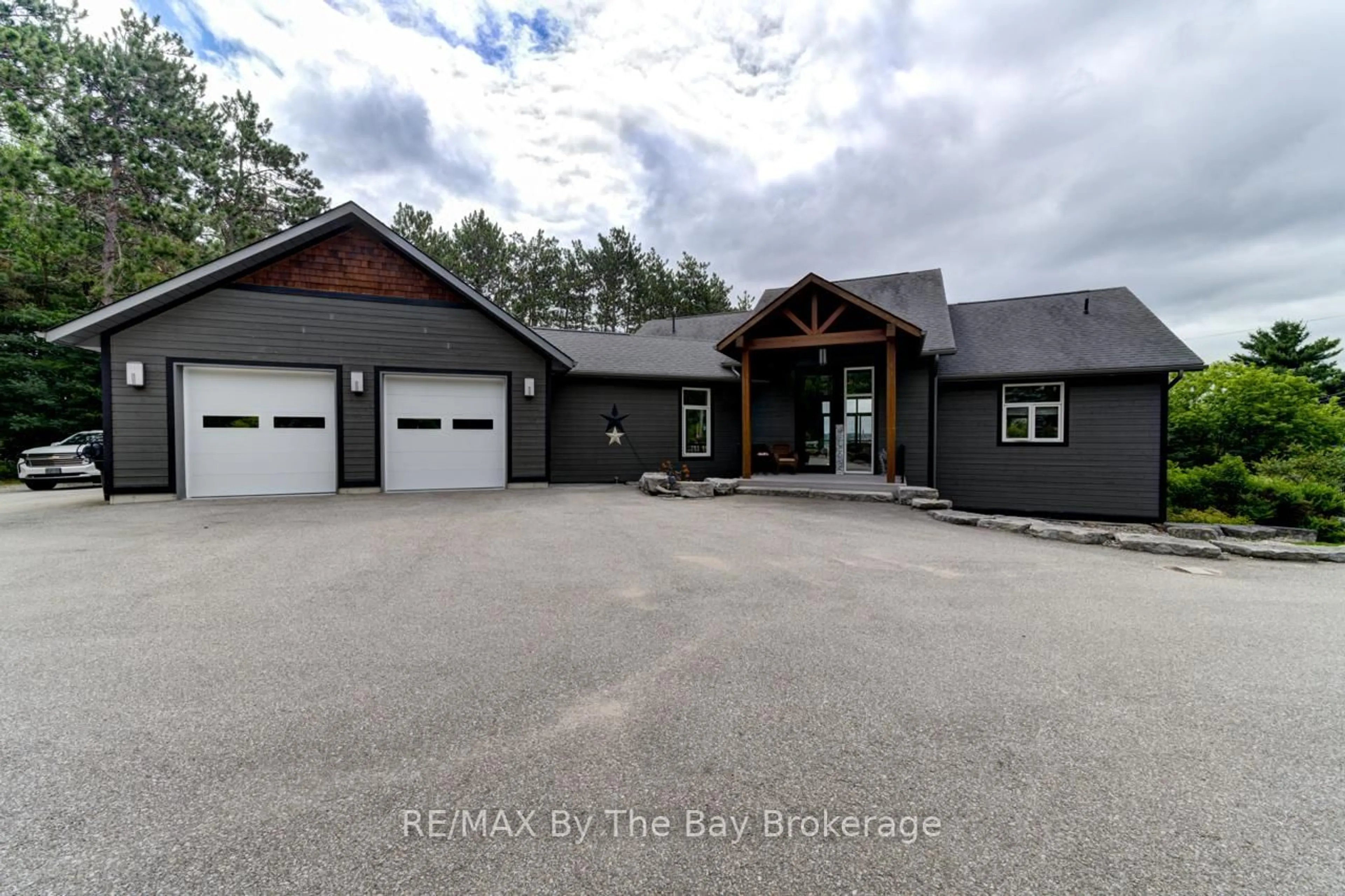 A pic from outside/outdoor area/front of a property/back of a property/a pic from drone, building for 45 Military Rd, Penetanguishene Ontario L9M 1S4