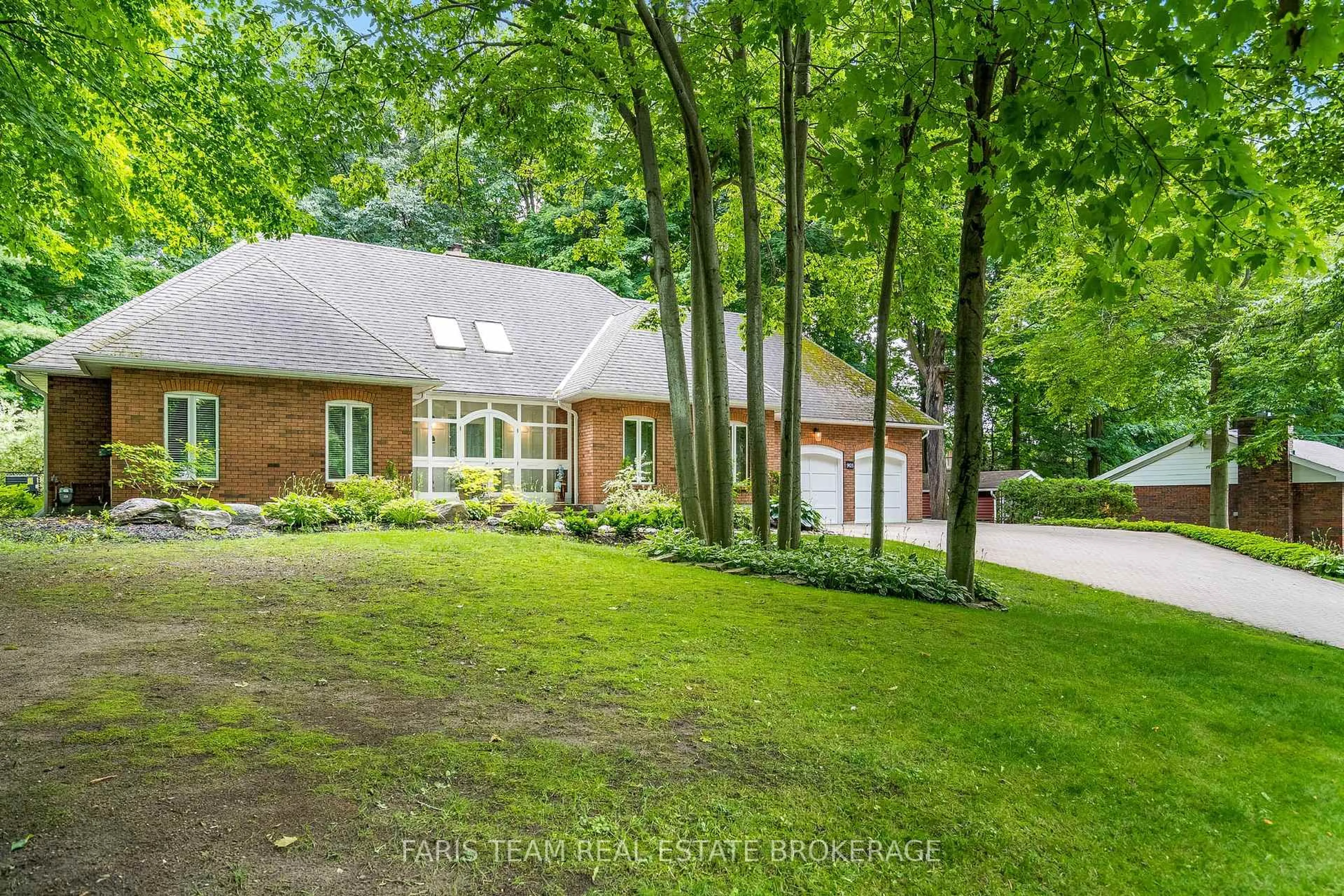 Home with brick exterior material, unknown for 903 Victoria St, Midland Ontario L4R 1B7
