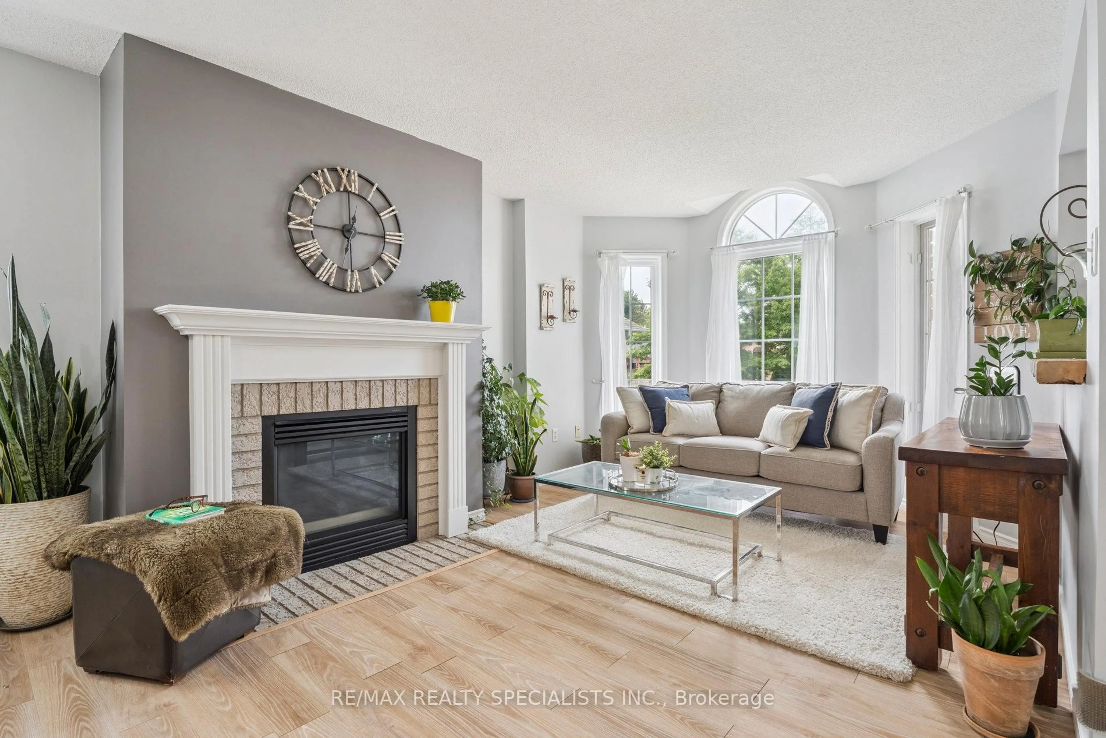 Living room with furniture, unknown for 93 Glen Eton Rd, Wasaga Beach Ontario L9Z 1E8