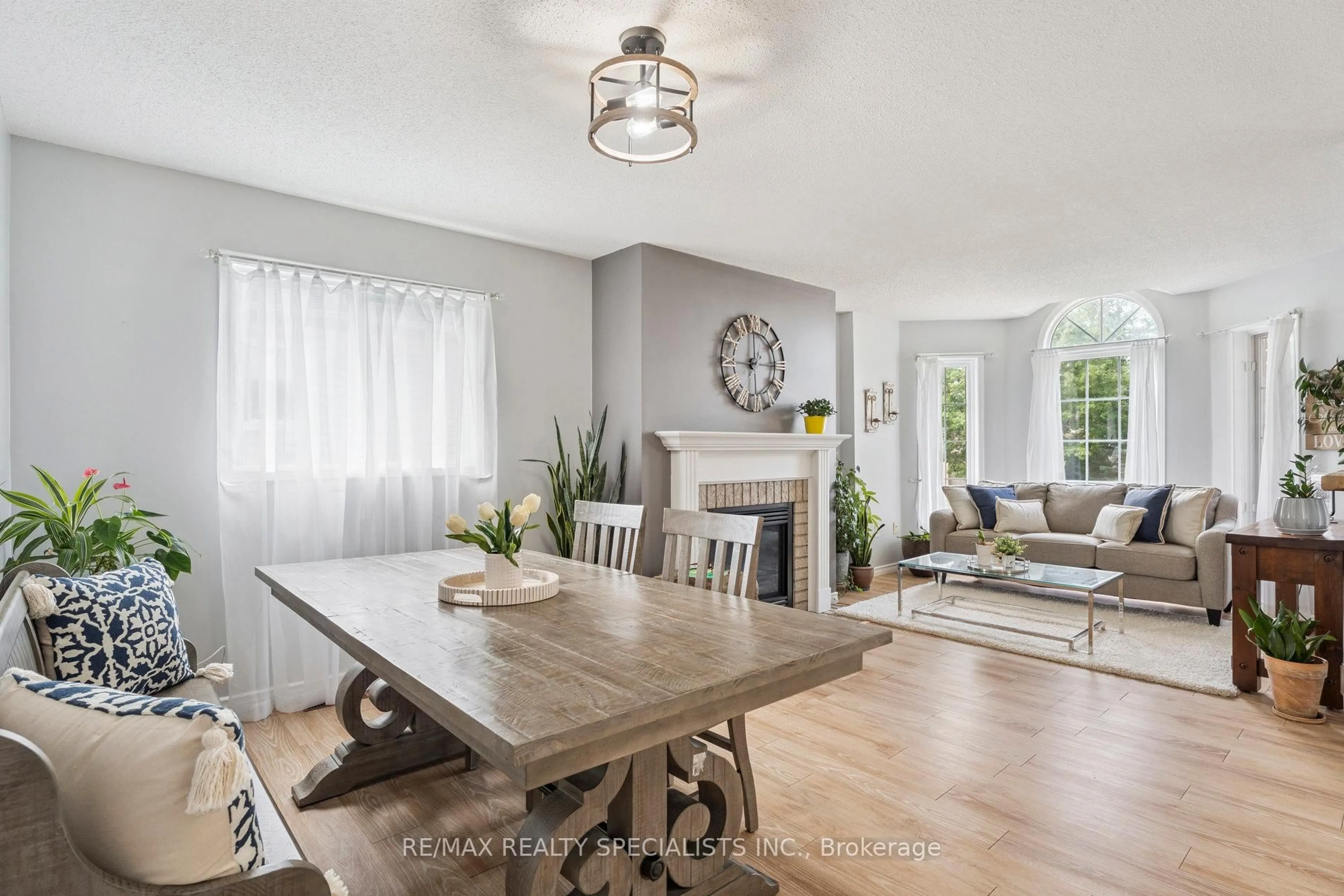 Dining room, wood/laminate floor for 93 Glen Eton Rd, Wasaga Beach Ontario L9Z 1E8